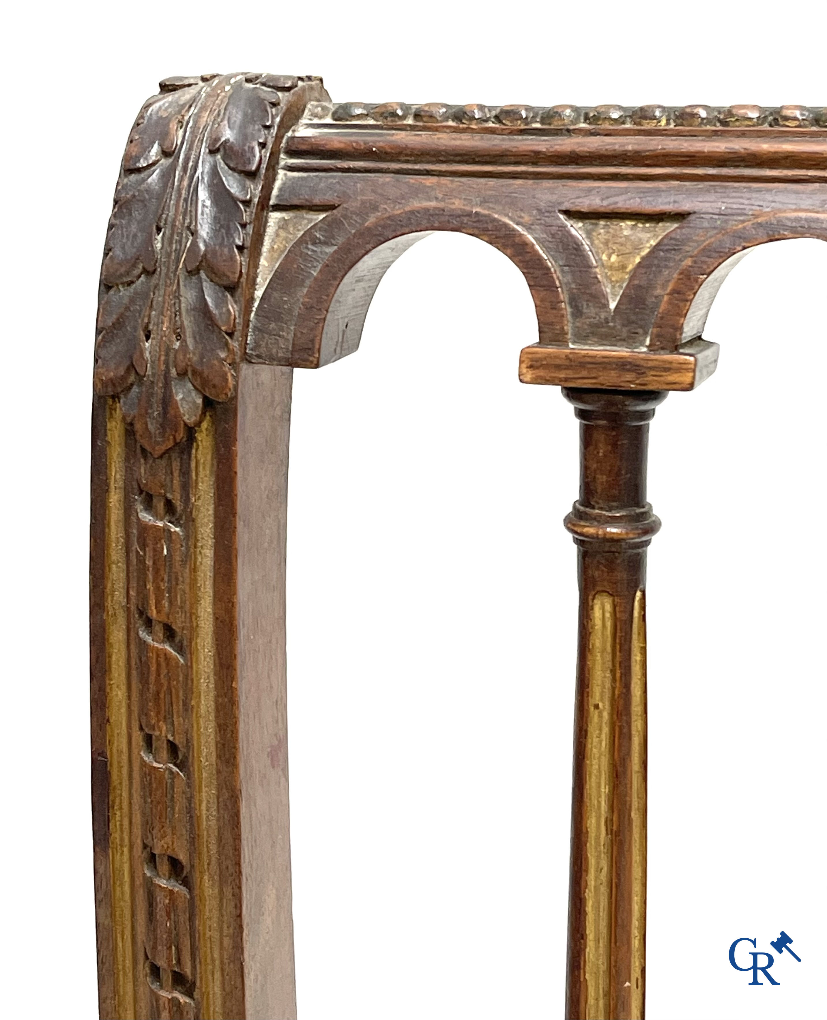 Damesbureau met 2 stoelen in gesculpteerd en verguld notelaar. Circa 1900.