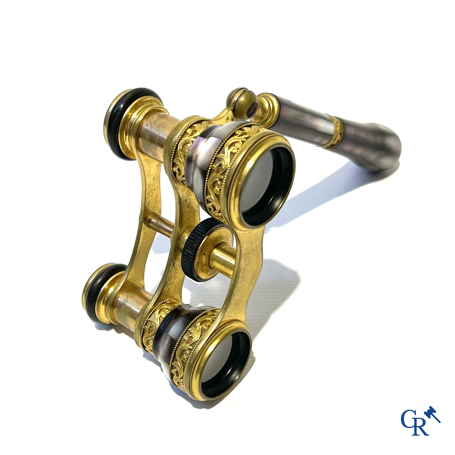 Theaterverrekijker of opera bril in fijn geciseleerd en verguld brons bewerkt met parelmoer. Desimpelaere Brussel.