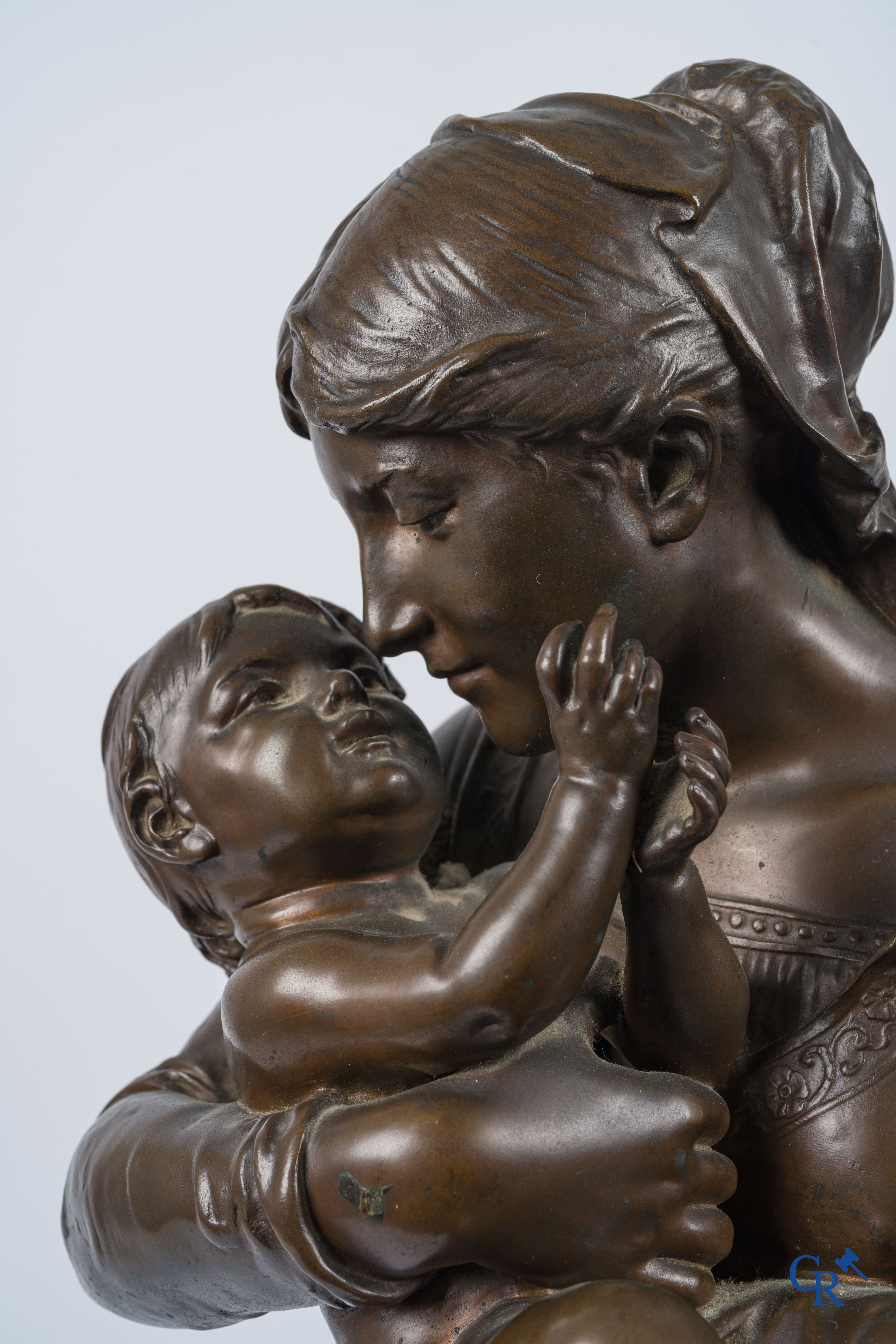 Jean Gautherin (1840-1890) "Moederliefde" Groot bronzen beeld met bruine patina. Gieterij Thiebaut frères Paris. 19e.