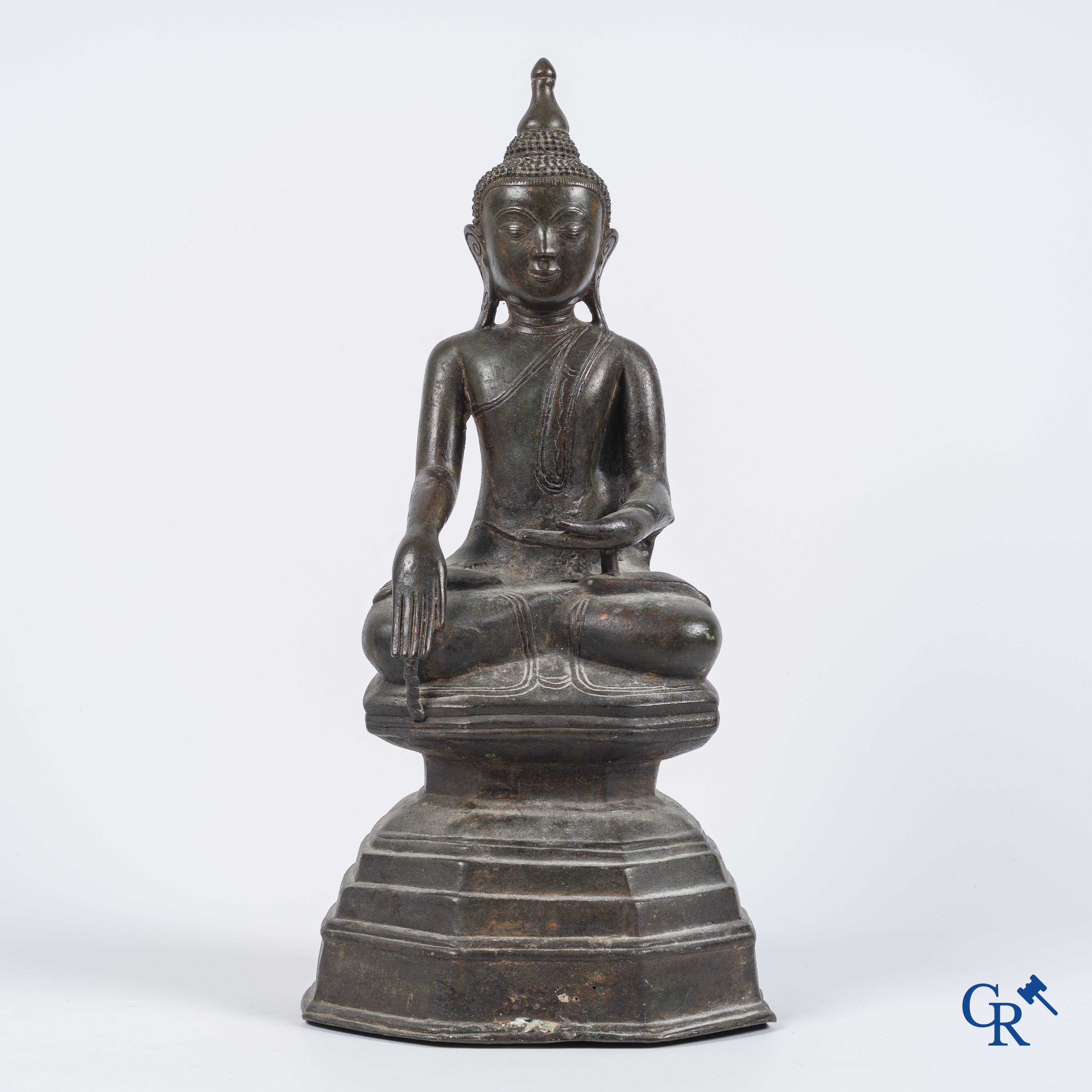 Aziatica. Birma. Een grote voorstelling van een zittende Boeddha in brons. 19e eeuw.