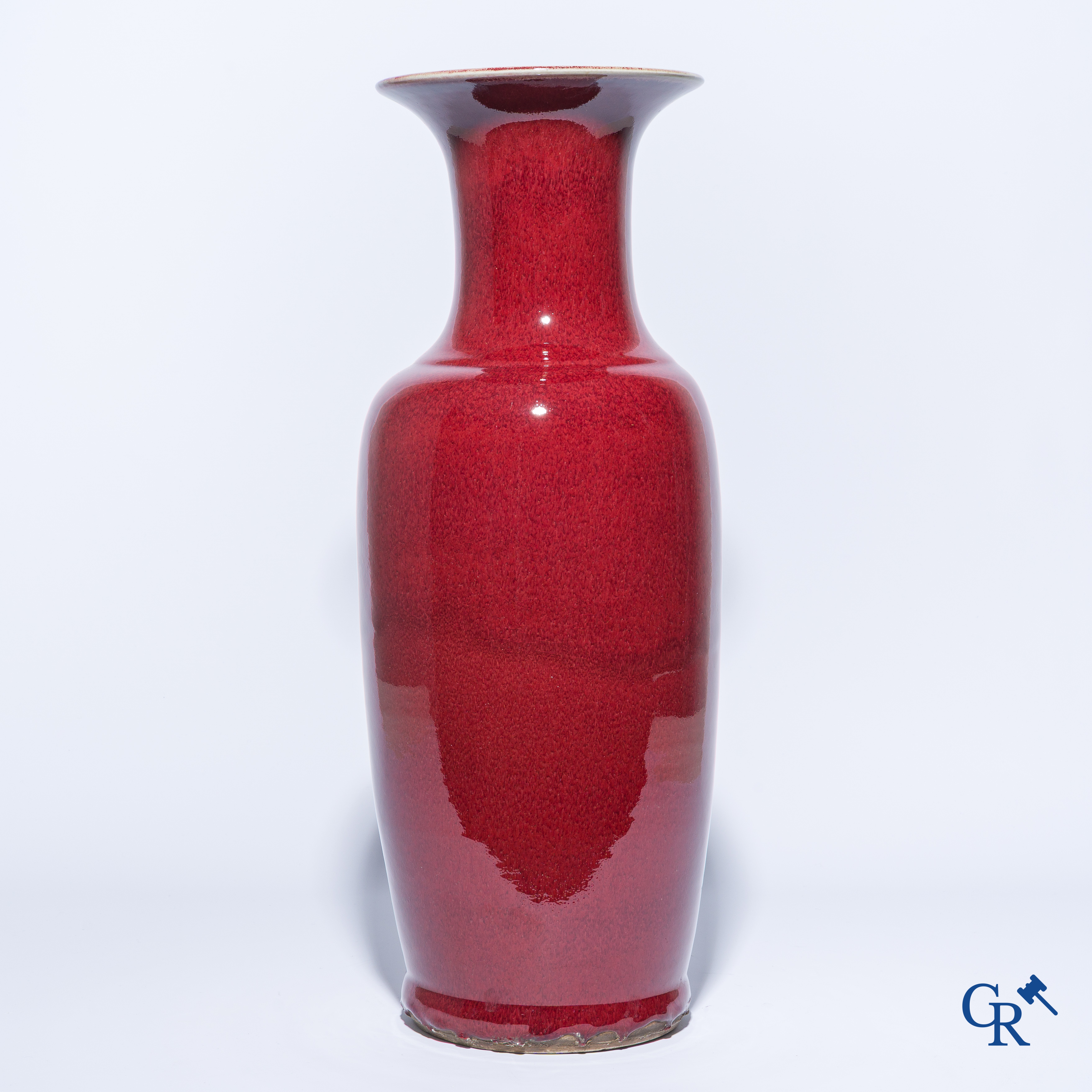 Aziatica. Een grote Chinese Sang de boeuf vaas. 19e eeuw.