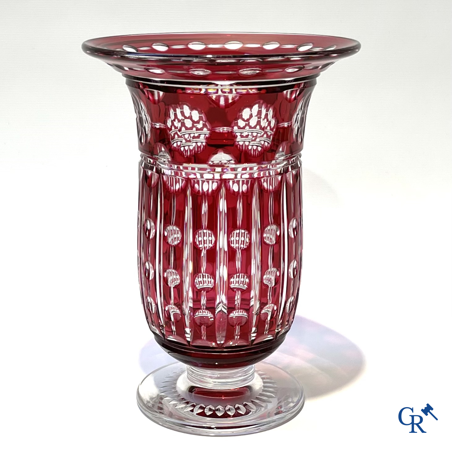Val Saint Lambert. Art deco vaas in rood en helder geslepen kristal.