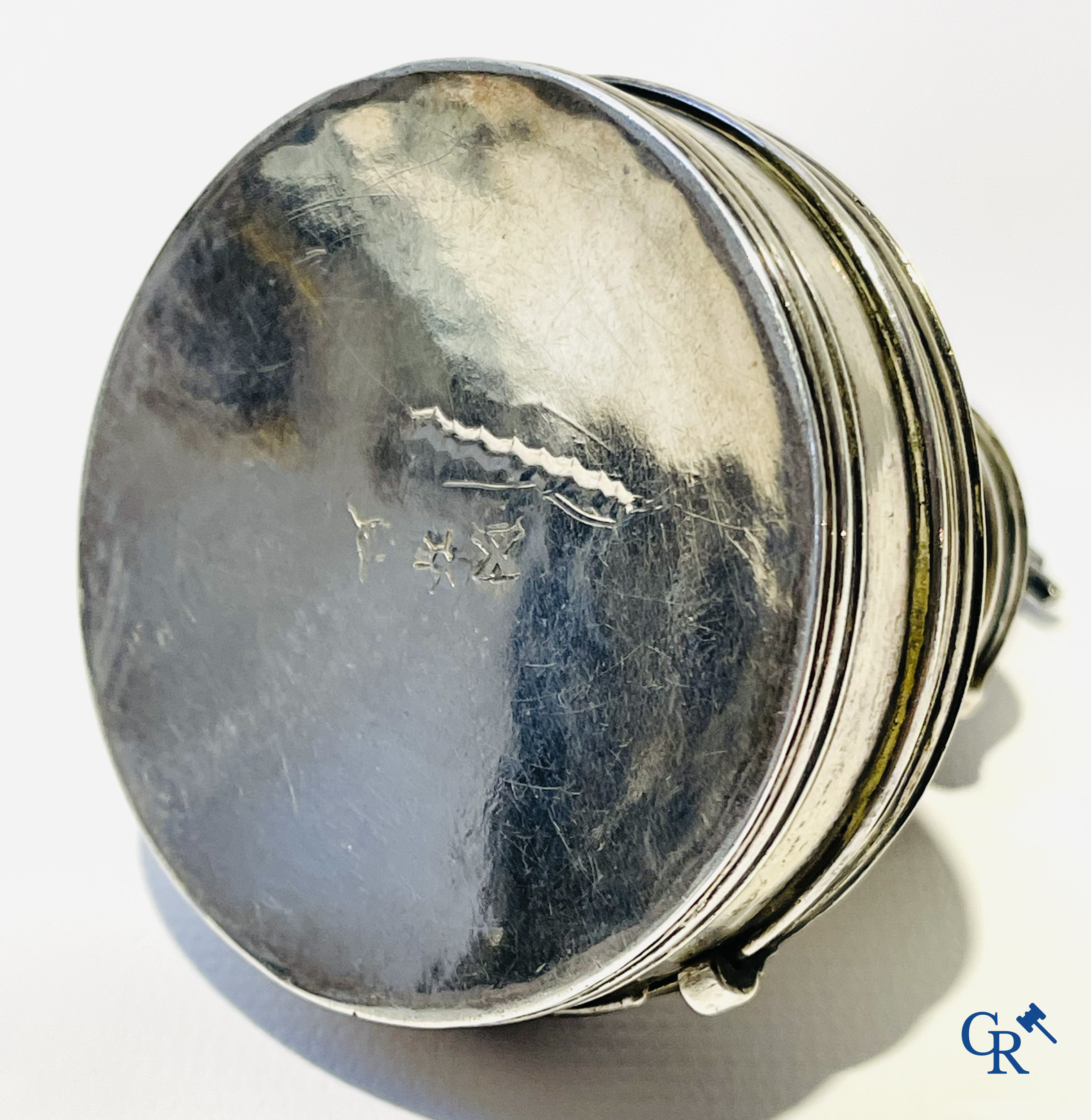 Religieuze objecten. Zilveren chrismatorium met pyxis. Antwerpen 17e eeuw.