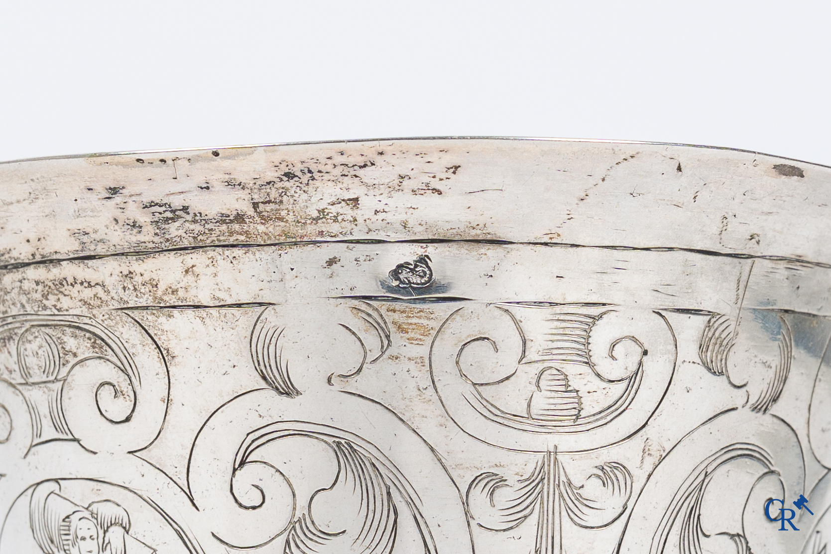 Holland, 17e eeuw. Groningse beker in zilver met ingezette Thaler van Osnabrück 1633 in de bodem.