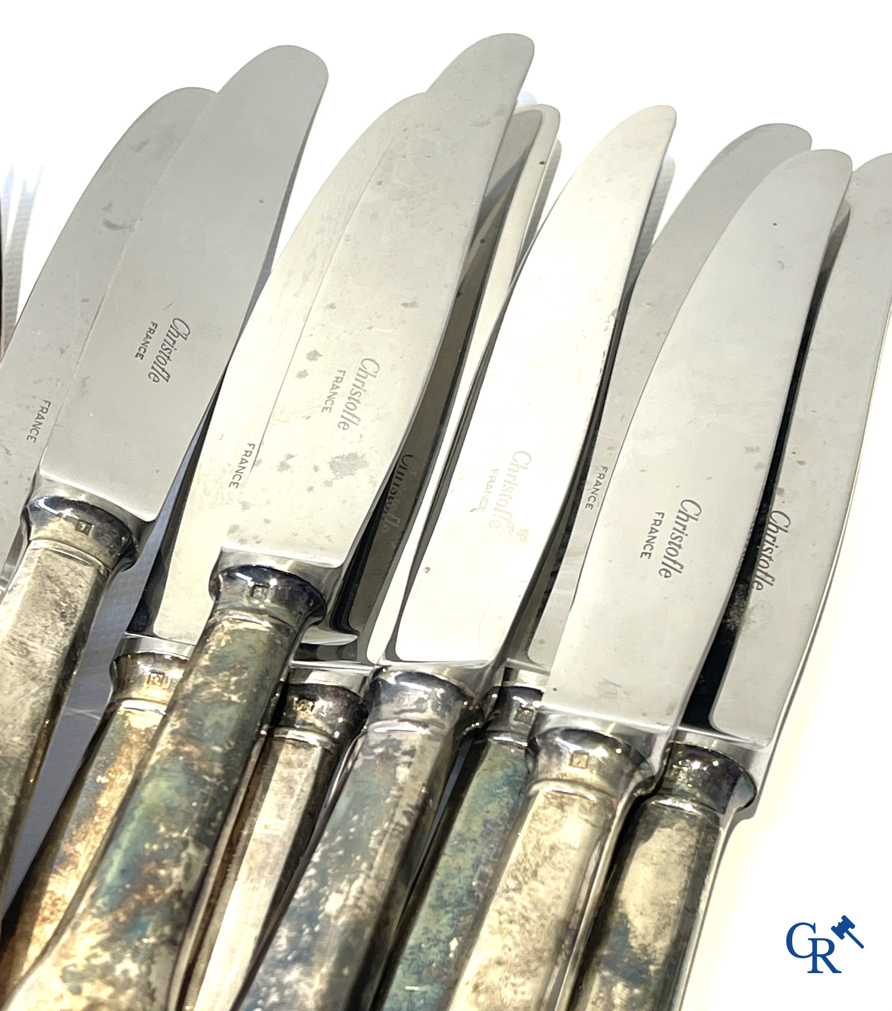 Christofle. Groot lot met verzilverd bestek. Model Cluny uniplat. 8 lepels, 10 vorken en 9 messen.