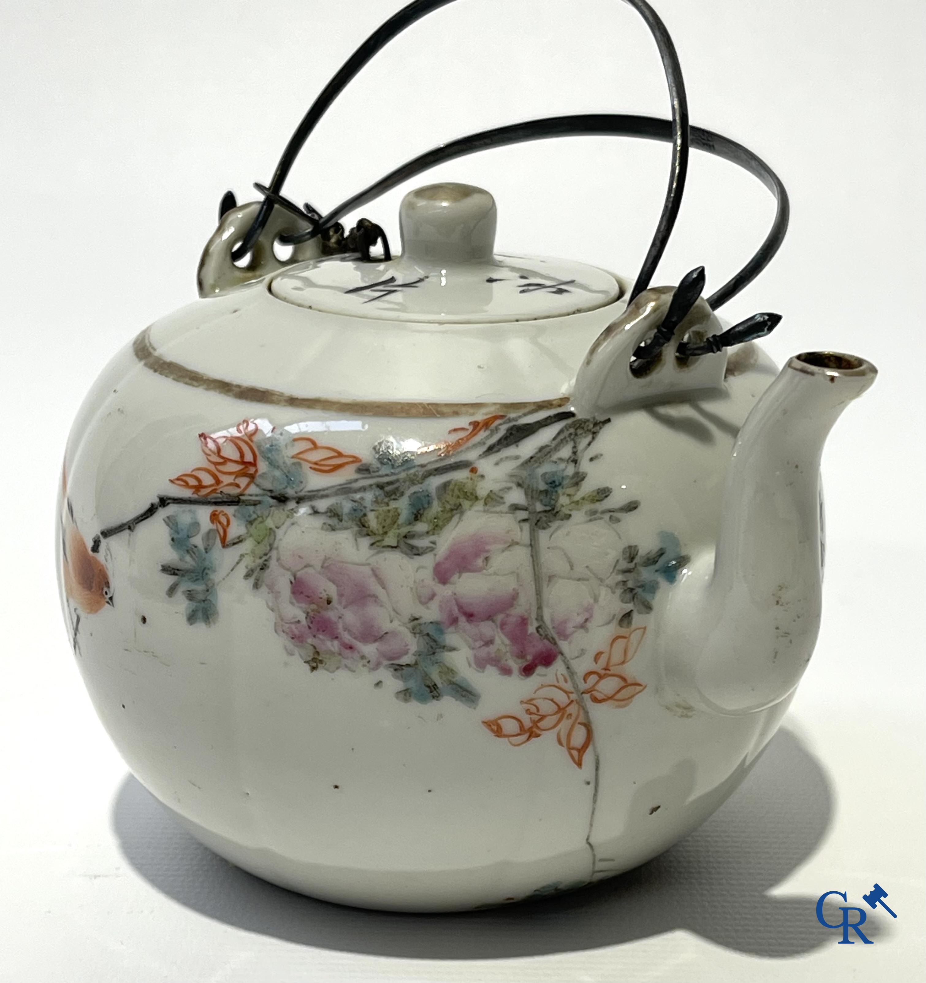 Aziatica. Chinees porselein. Een kavel van 2 Chinese theepotten en een Chinese kom.