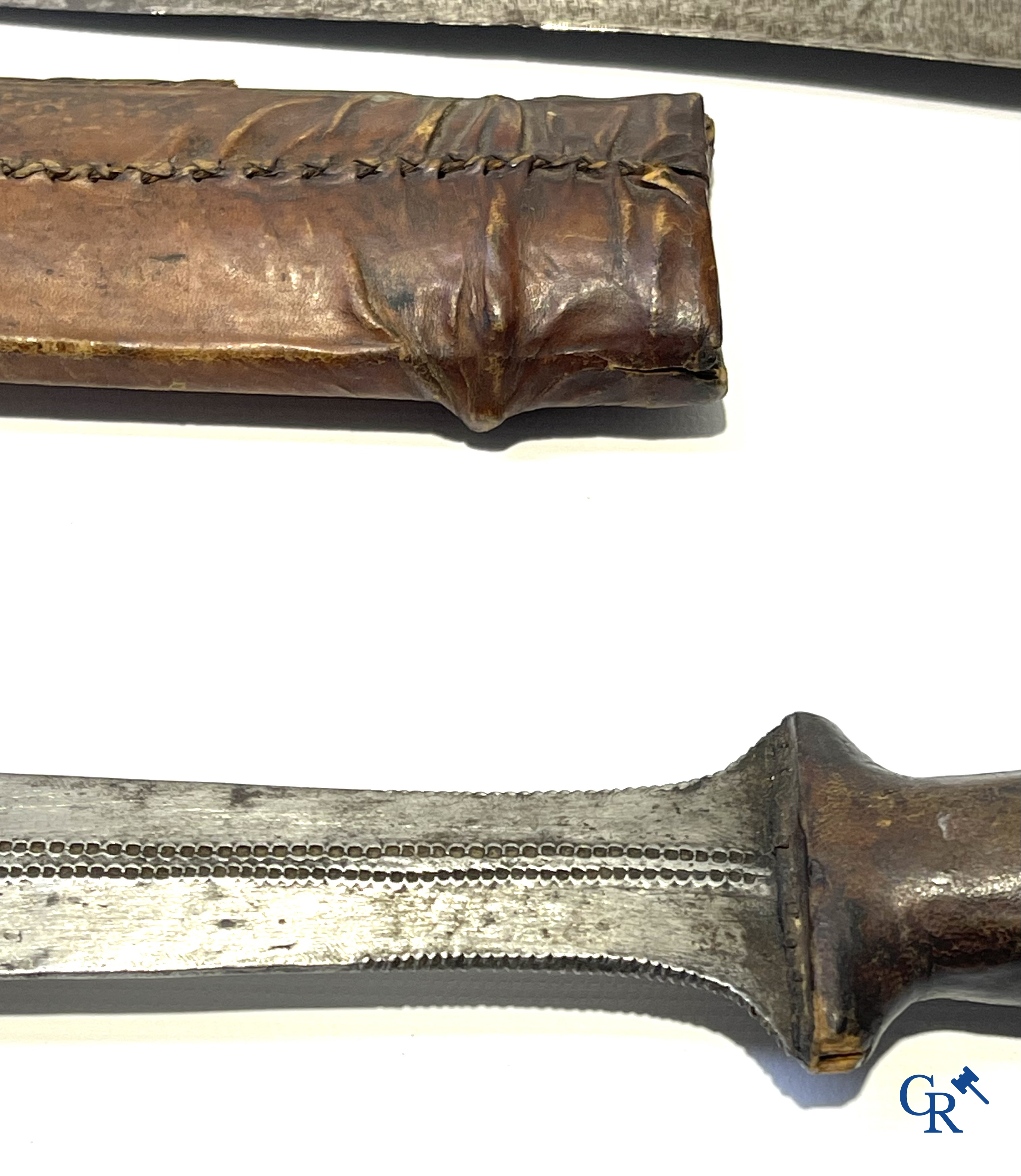 Tribale kunst. Een interessant lot met Afrikaanse wapens, een foto en 2 postkaarten. Messen, dolken, speren en pijlen.