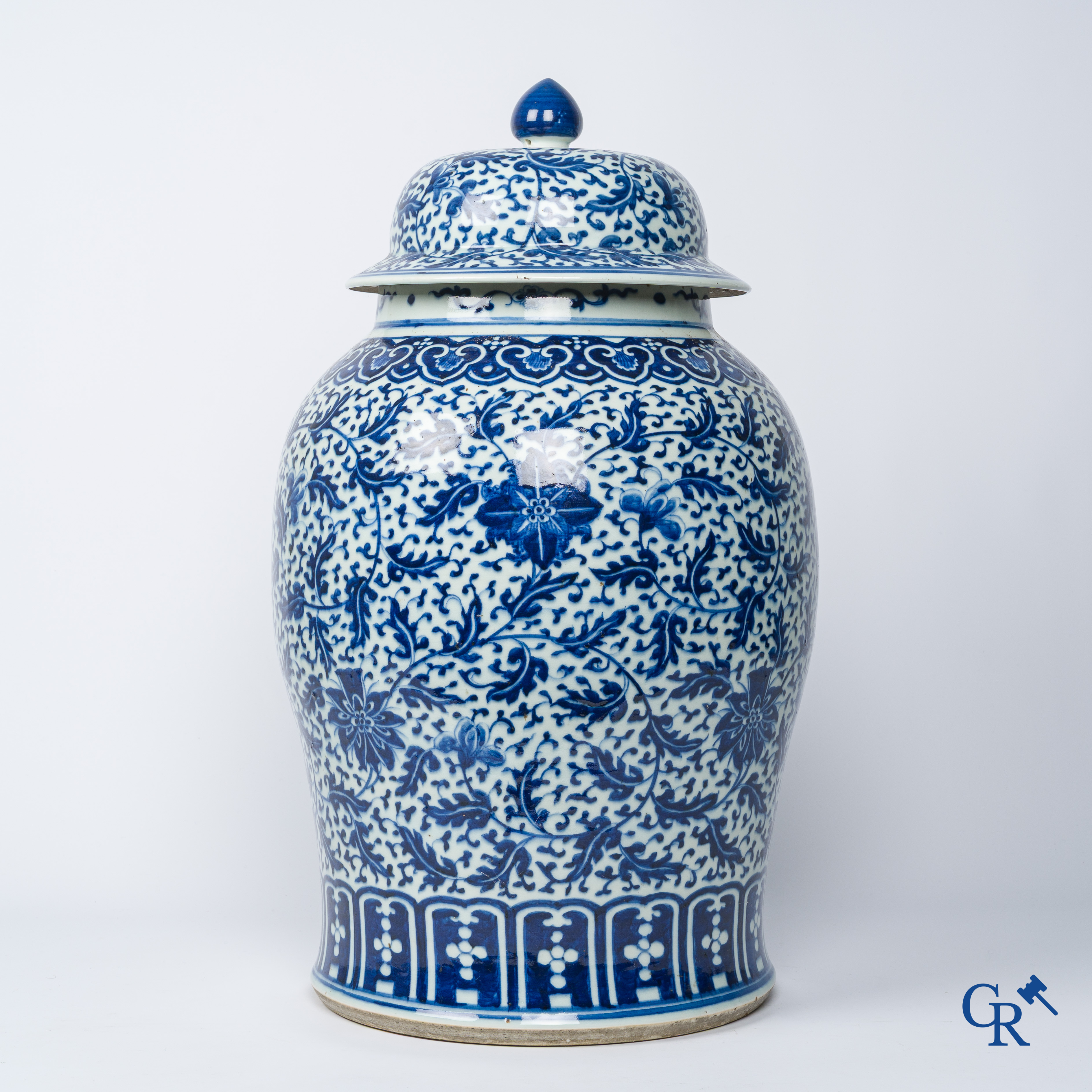 Asian Art. Chinese porcelain. A massive Chinese blue and white baluster vase and lid with lotus roll decor. 19th century.