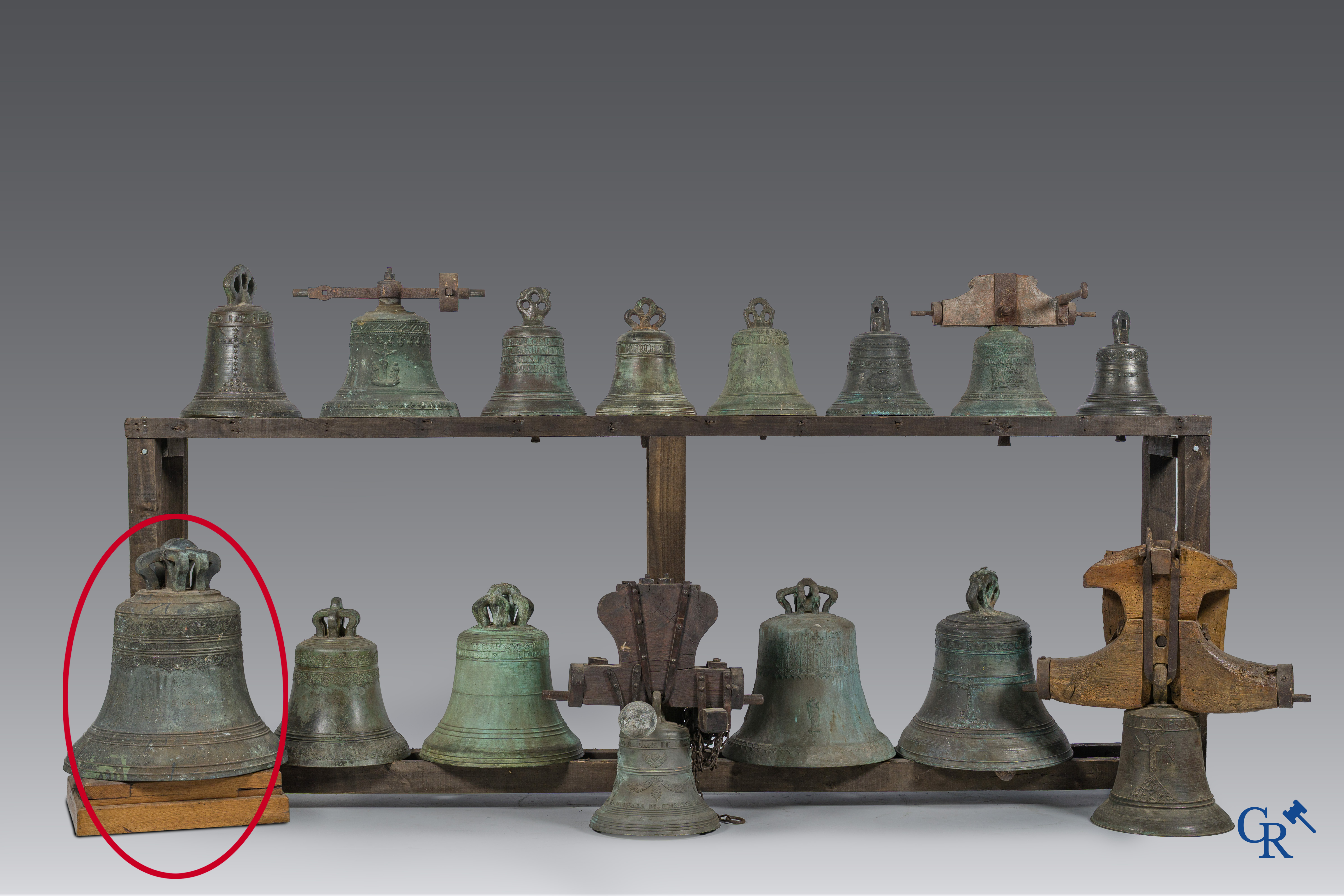 Religieuze objecten. Grote bronzen kerk kroonklok of kerk bel. Inscriptieband met engelenmotieven.