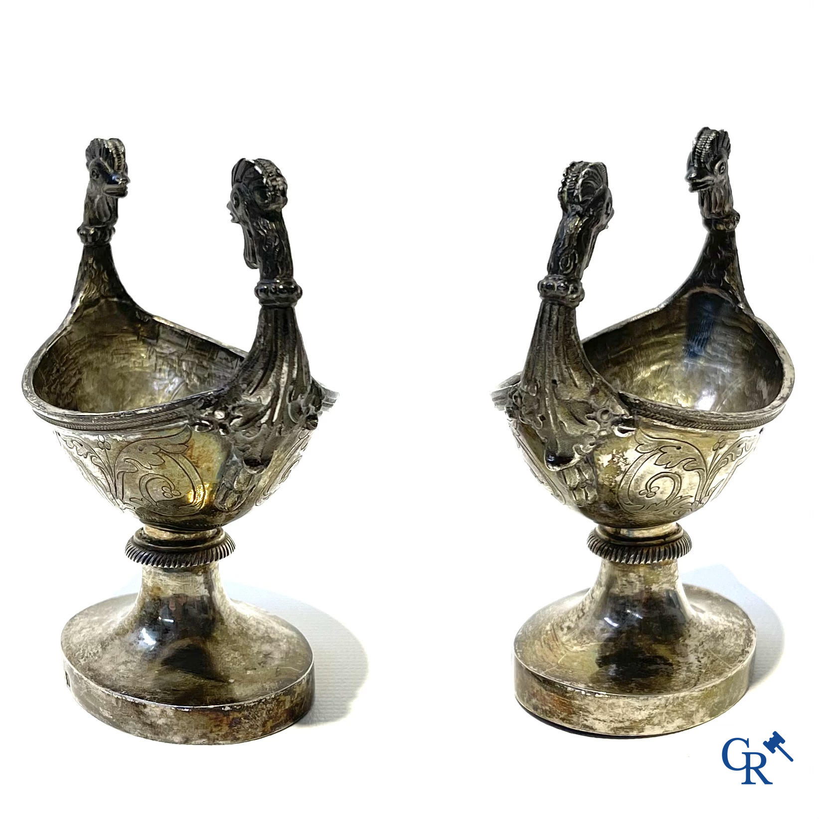 Paar zilveren zoutvaatjes met hanenkopmotief. Zilver 2de gehalte. Meerdere keurmerken. Belgisch werk 19e eeuw.