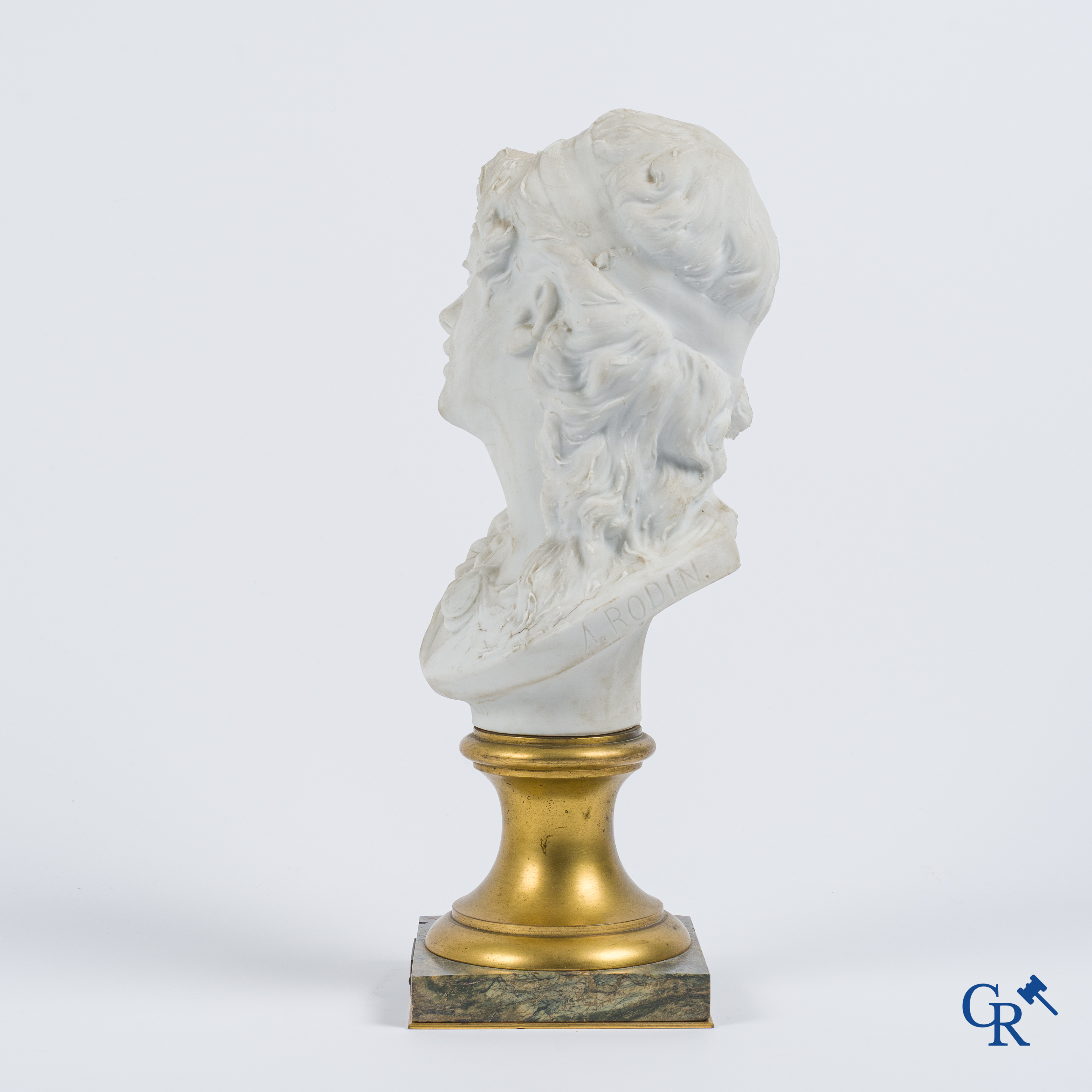 Auguste Rodin (1840-1917) Buste van Suzon. Witte biscuit op sokkel in marmer en brons. Reductie n°3. Gesign. A. Rodin.