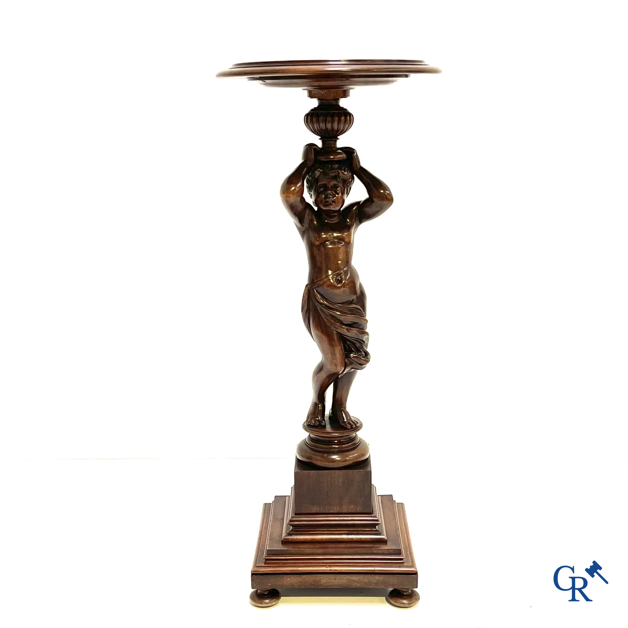 Een gesculpteerde sokkel in fruithout met putti. Circa 1920.