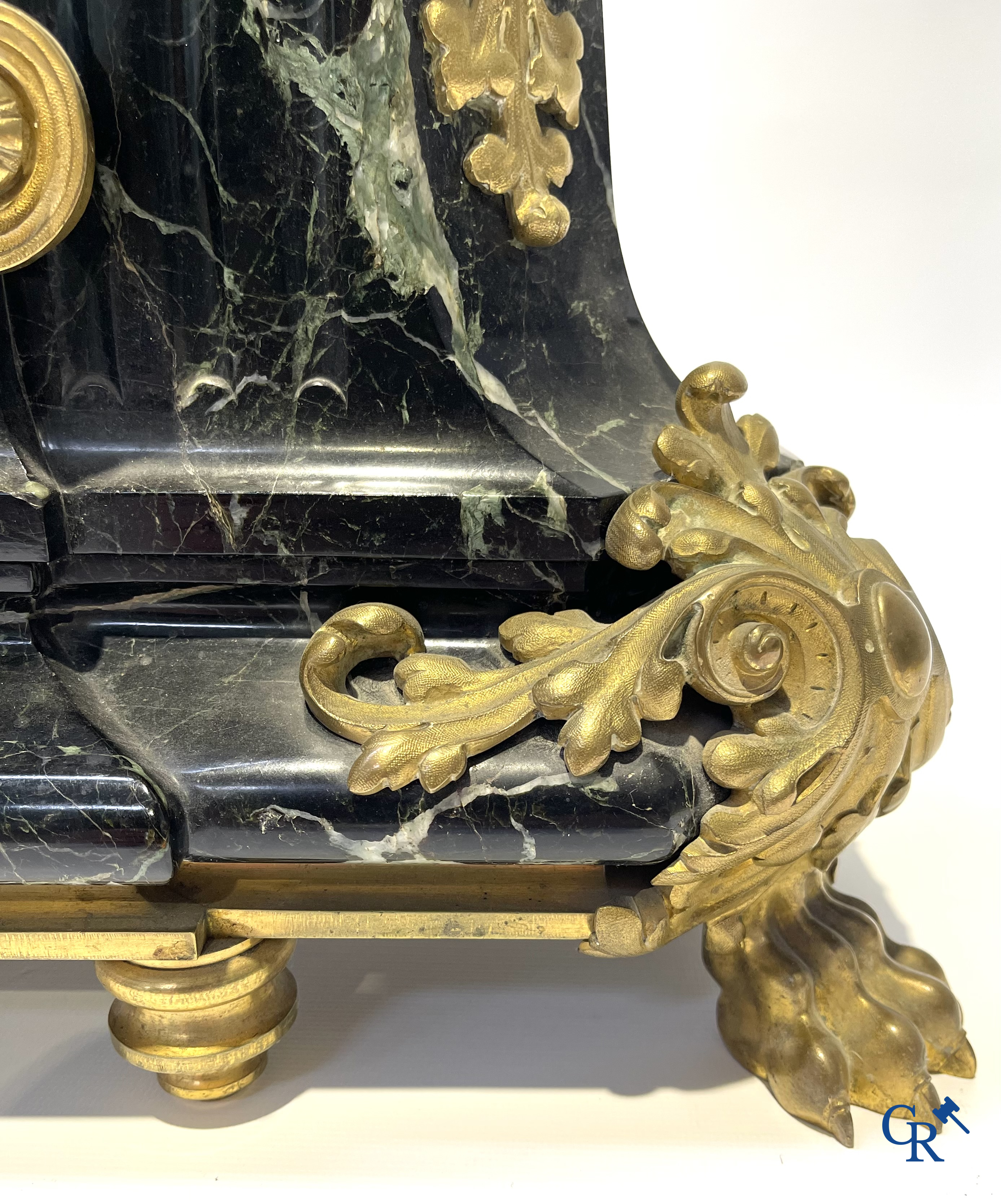 Susse Frères à Paris. Imposante schouwklok in groen geaderde marmer en rijkelijk vergulde bronzen. Napoleon III-periode.