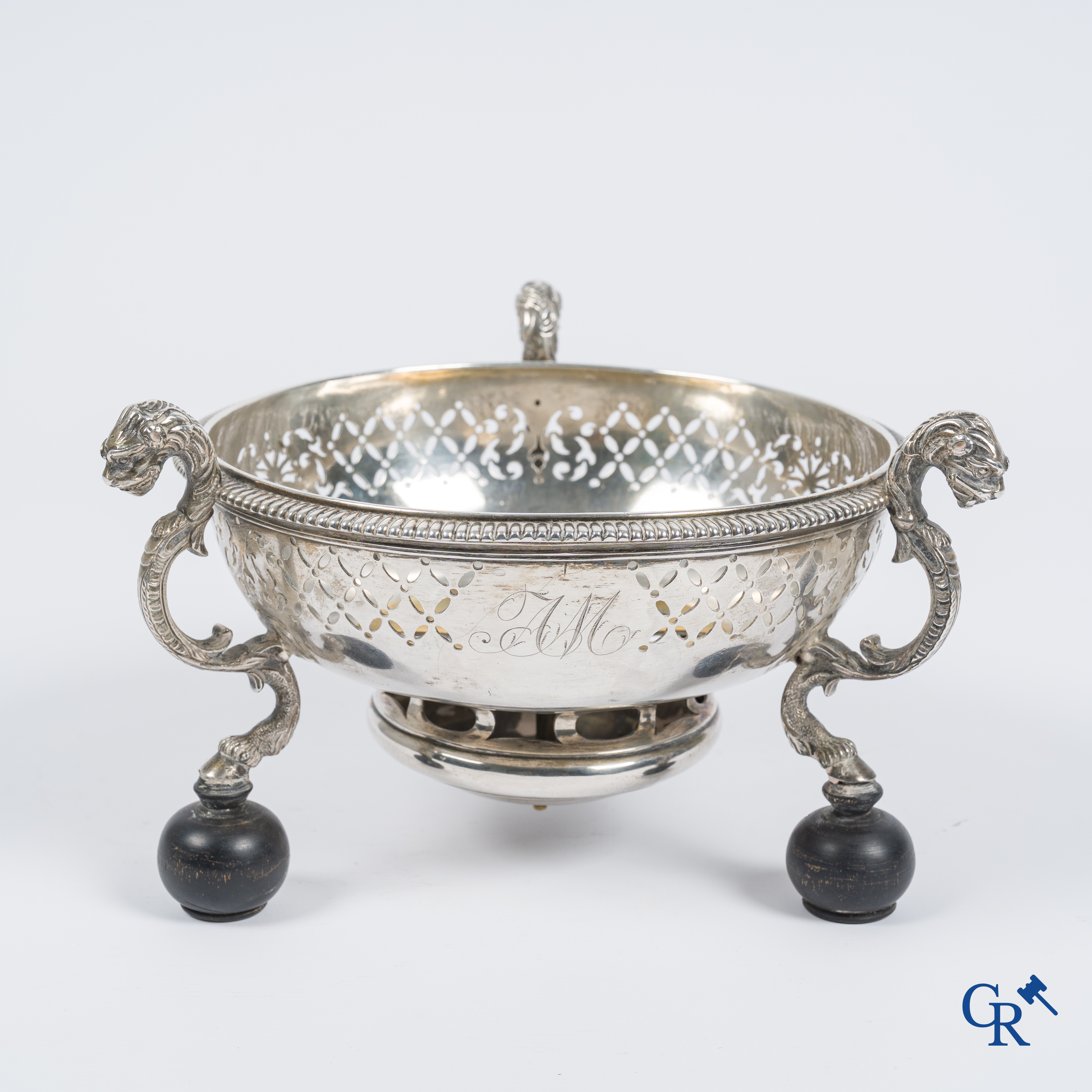 Zilver. Drie-potig tafelfornuis of "Réchaud à braises" Geen keurmerken zichtbaar. Waarschijnlijk Bergen, begin 18e eeuw.