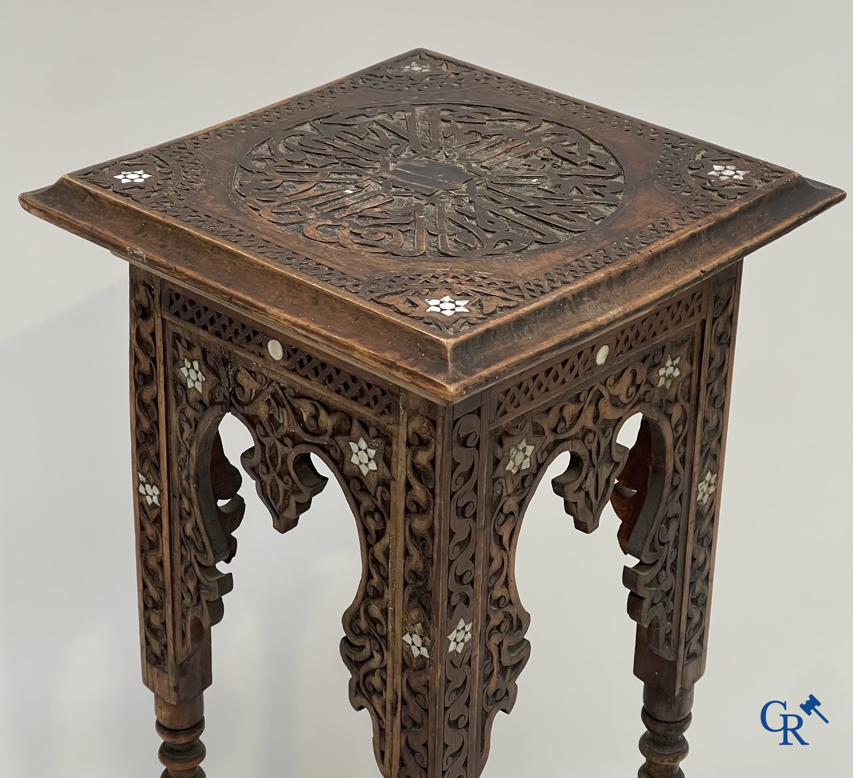 Een hout gesculpteerde sokkel in Oosterse stijl met parelmoer inlegwerk. Circa 1900.