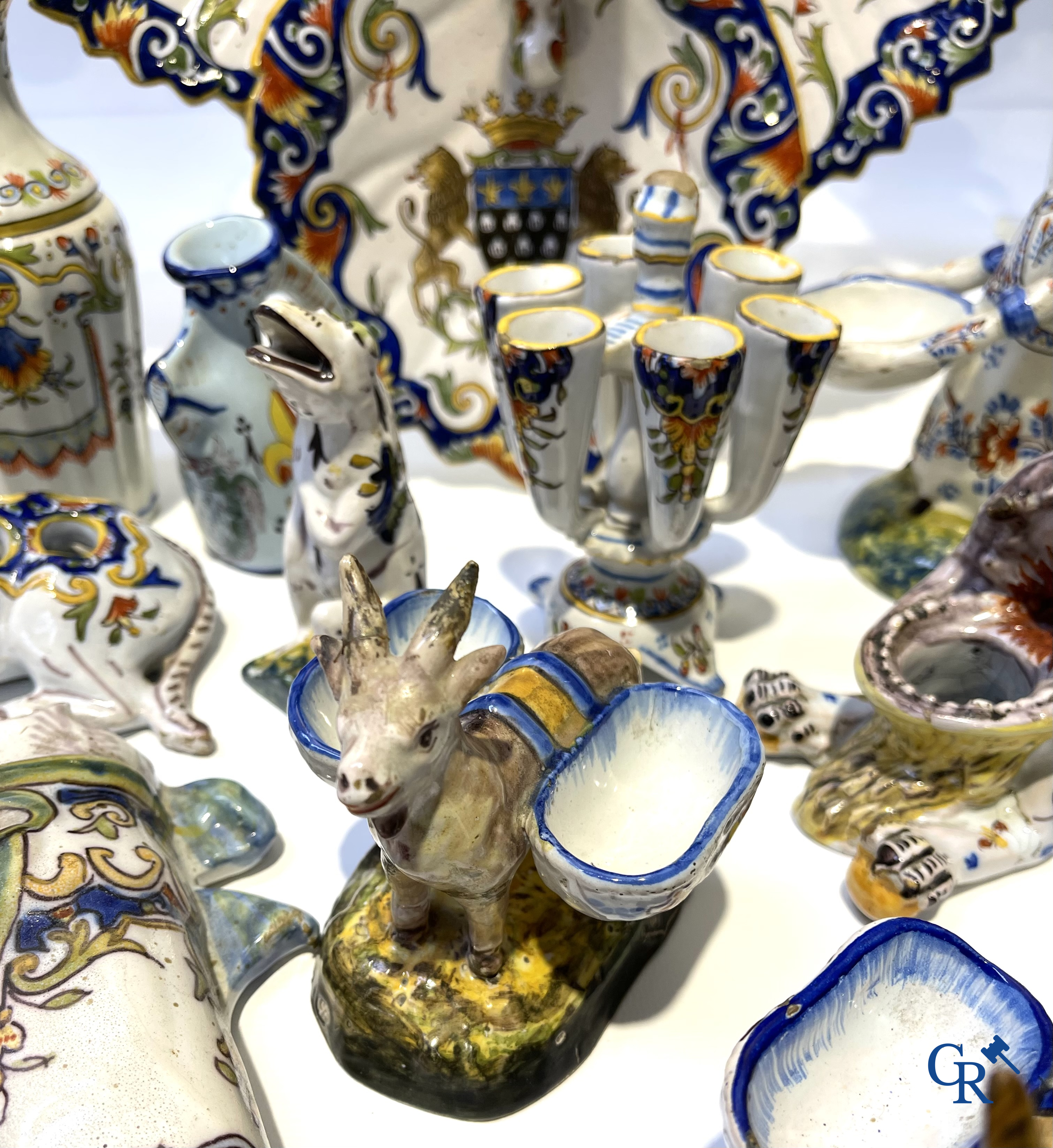 Faience van Rouen, Devres. Interessant en groot lot met diverse polychrome vormstukken. 19e eeuw.