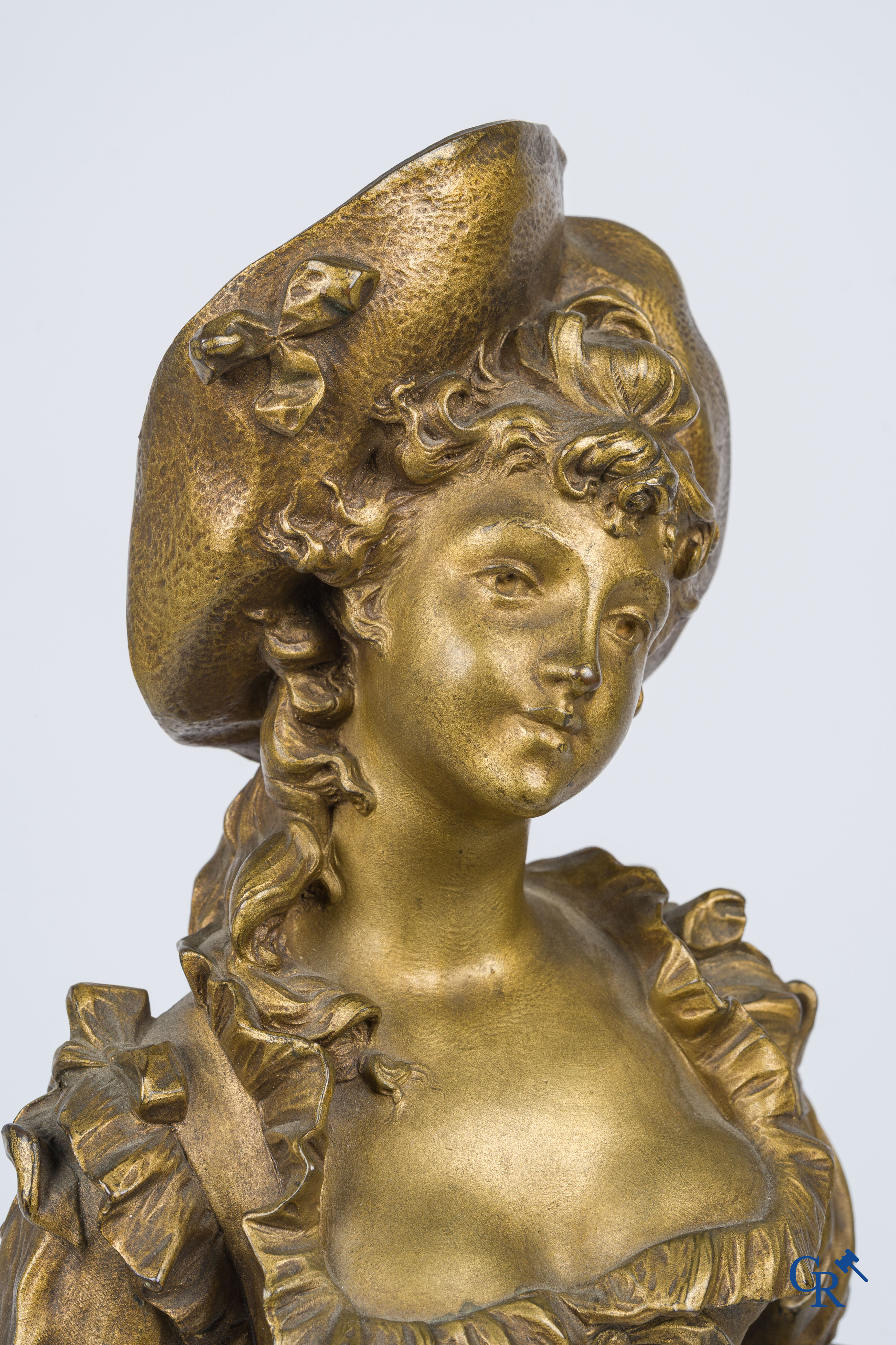 Kossowski. Fijn geciseleerd en verguld bronzen beeld van een jonge dame met bloemen in Belle Epoque stijl. Circa 1890.