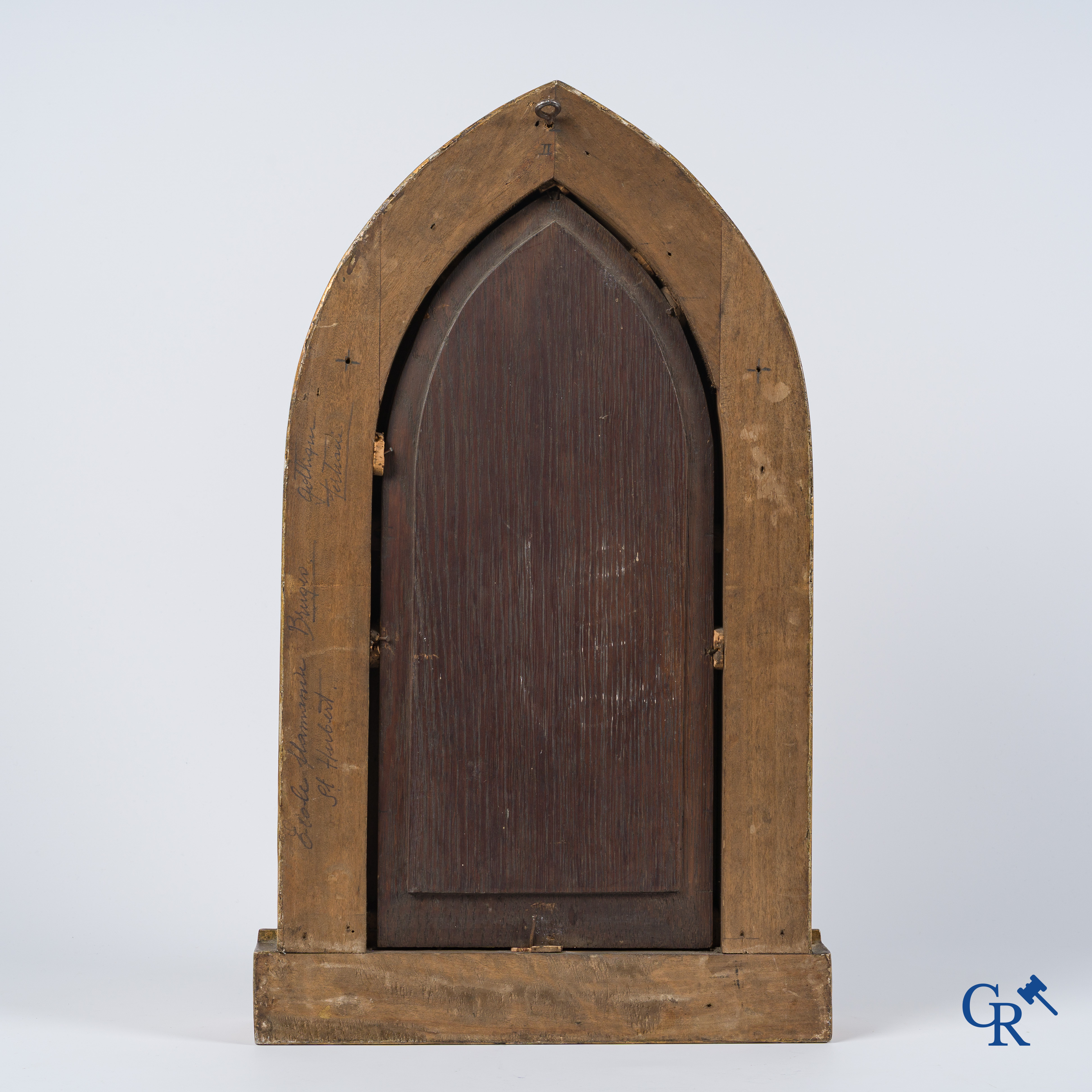 Religieuze objecten. Schilderij, olie op paneel in een neogotische hout gesculpteerde kader. 19e eeuw.