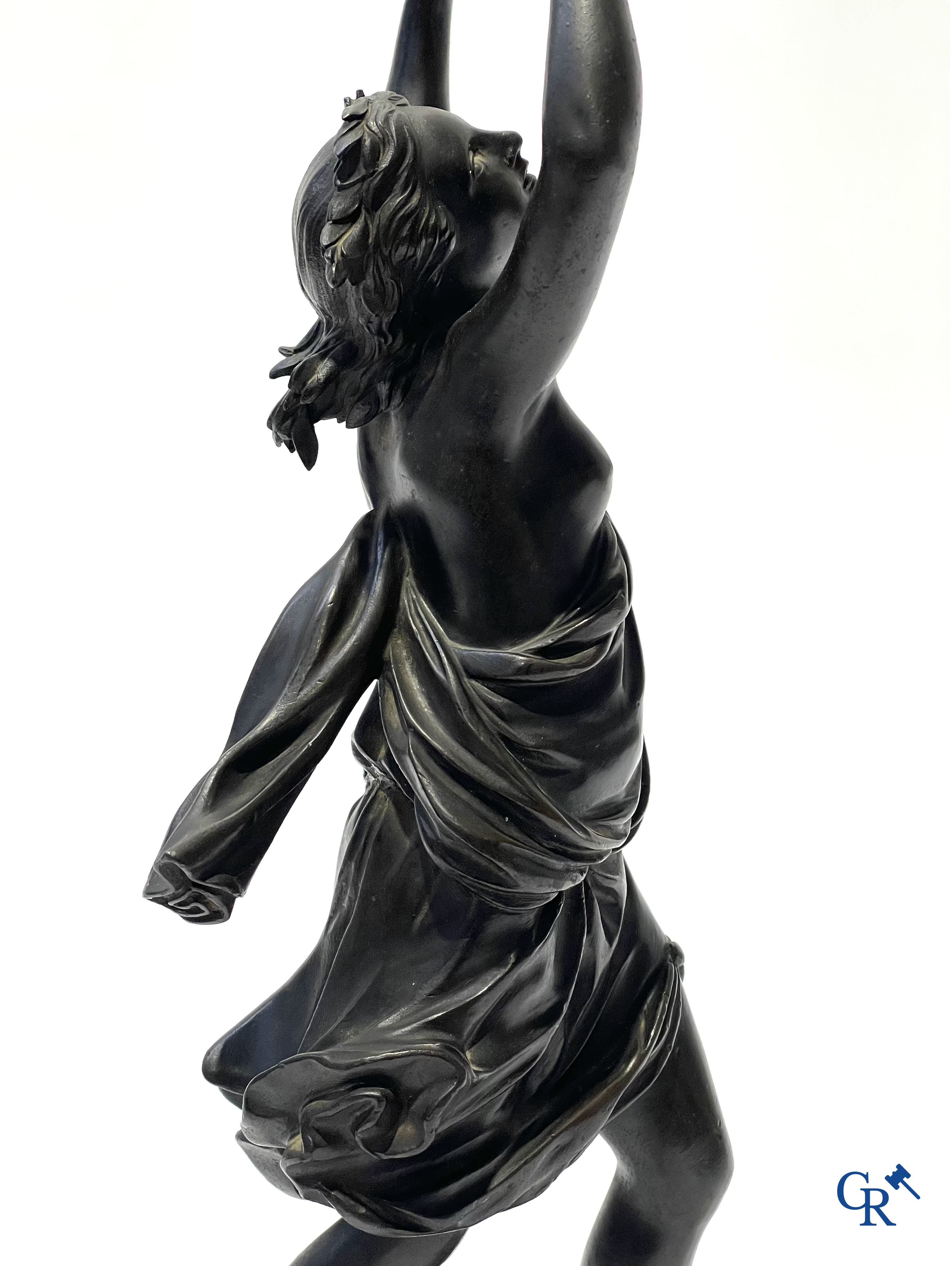 Bronzen beeld in de antieke stijl met voorstelling van Daphne, naar de Griekse mythe van Apollo en Daphne. 19e eeuw.