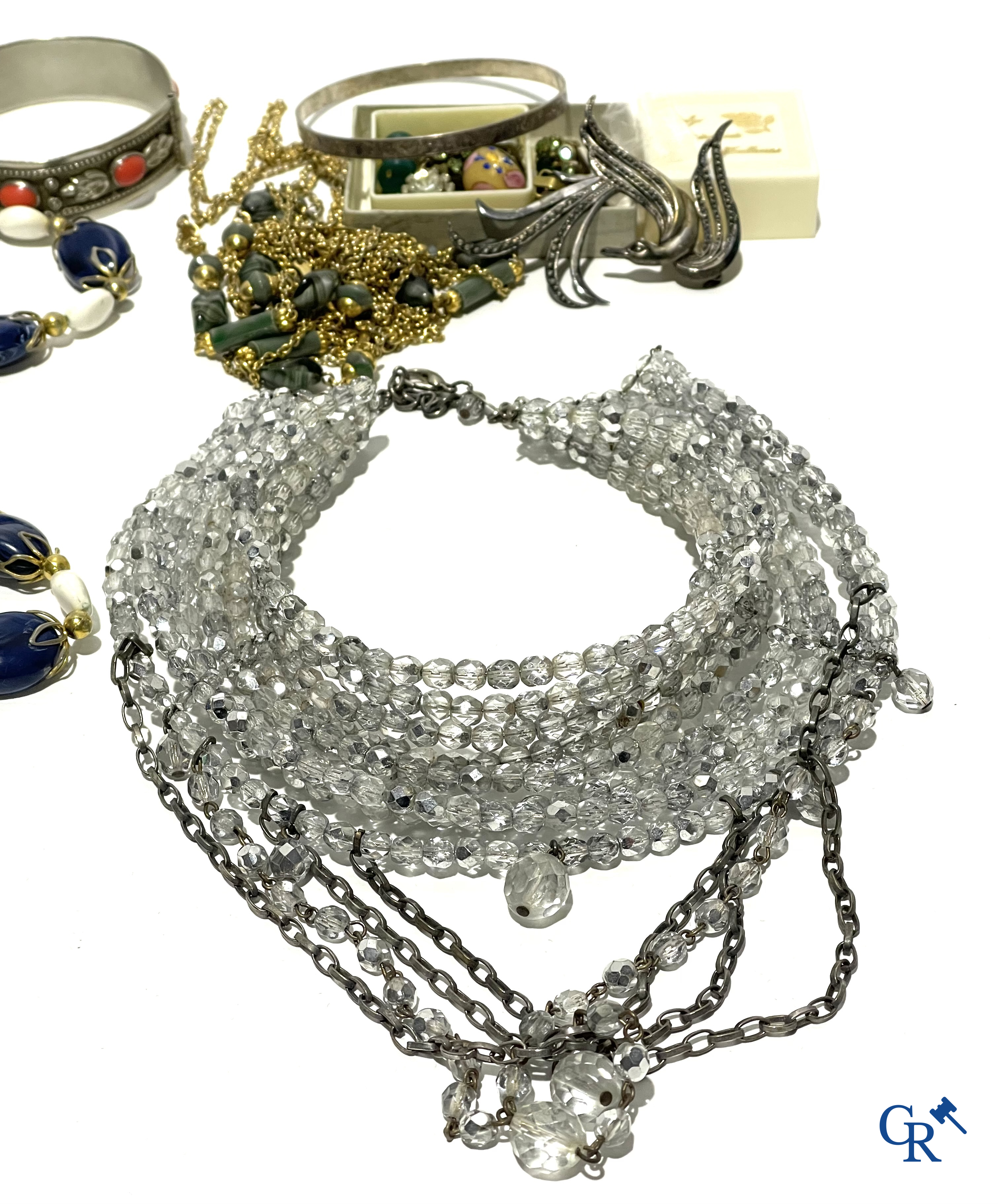 Een kavel met fantasie juwelen.