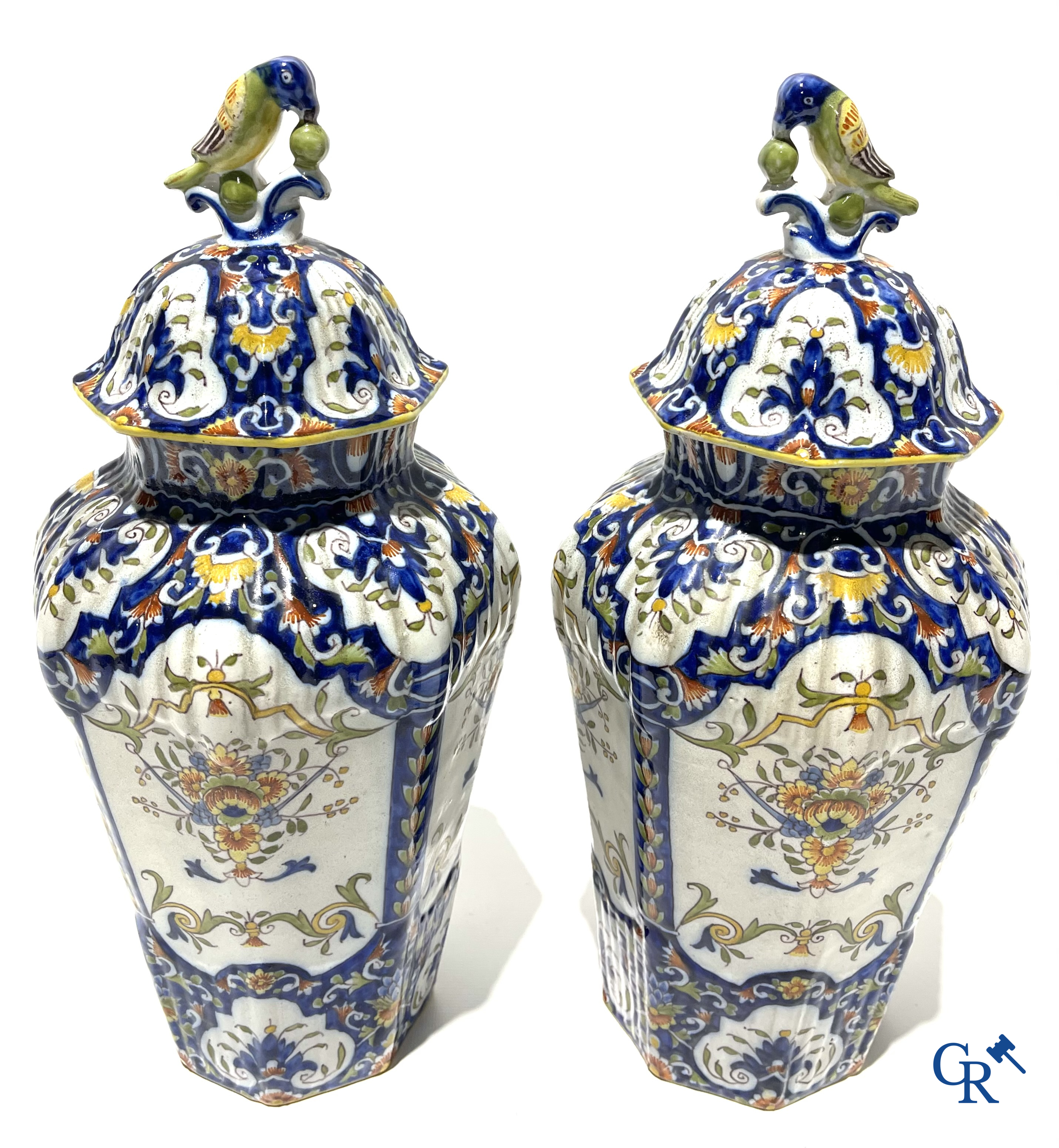 Faience van Rouen, Devres. Interessant en groot lot met diverse polychrome vormstukken. 19e eeuw.