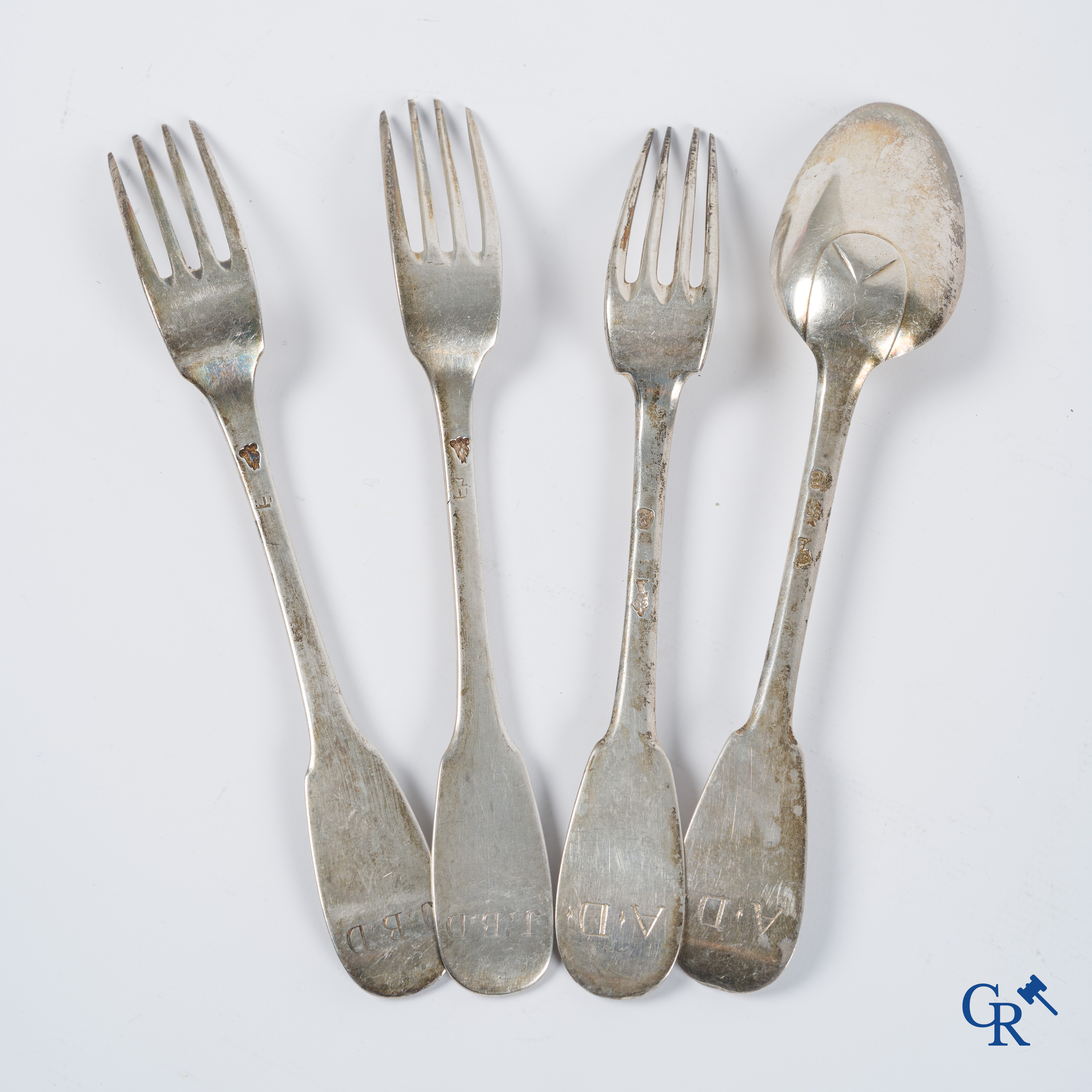 Zilver. Zeer interessant en groot lot met zilver bestek. 18e eeuw. Verschillende keurmerken. 20 vorken en 15 lepels.