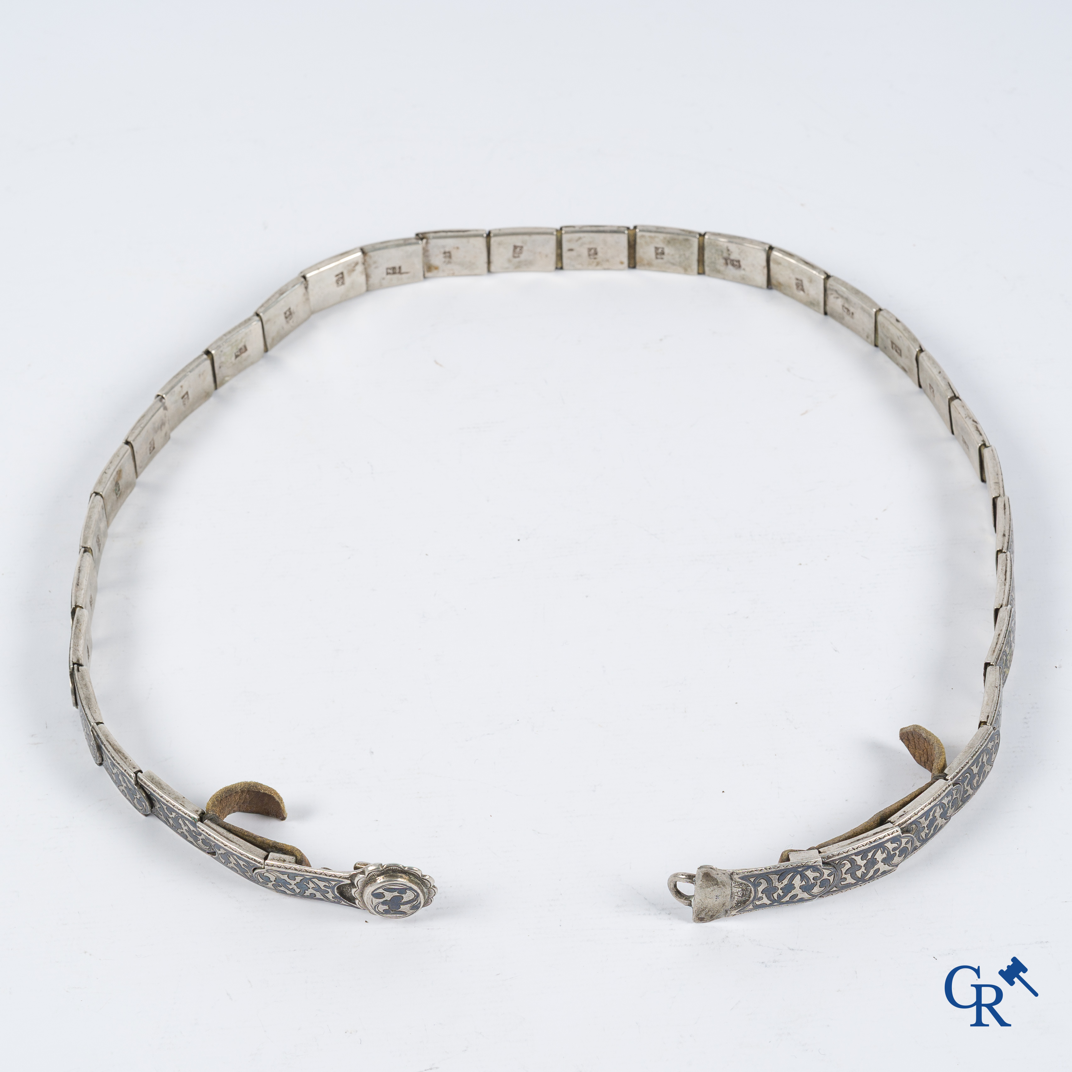 Russisch zilver. Ceremoniële riem in niello zilver 875°/00. Keurmerk 84 zolotnik op iedere schakel. Rusland 19e eeuw.