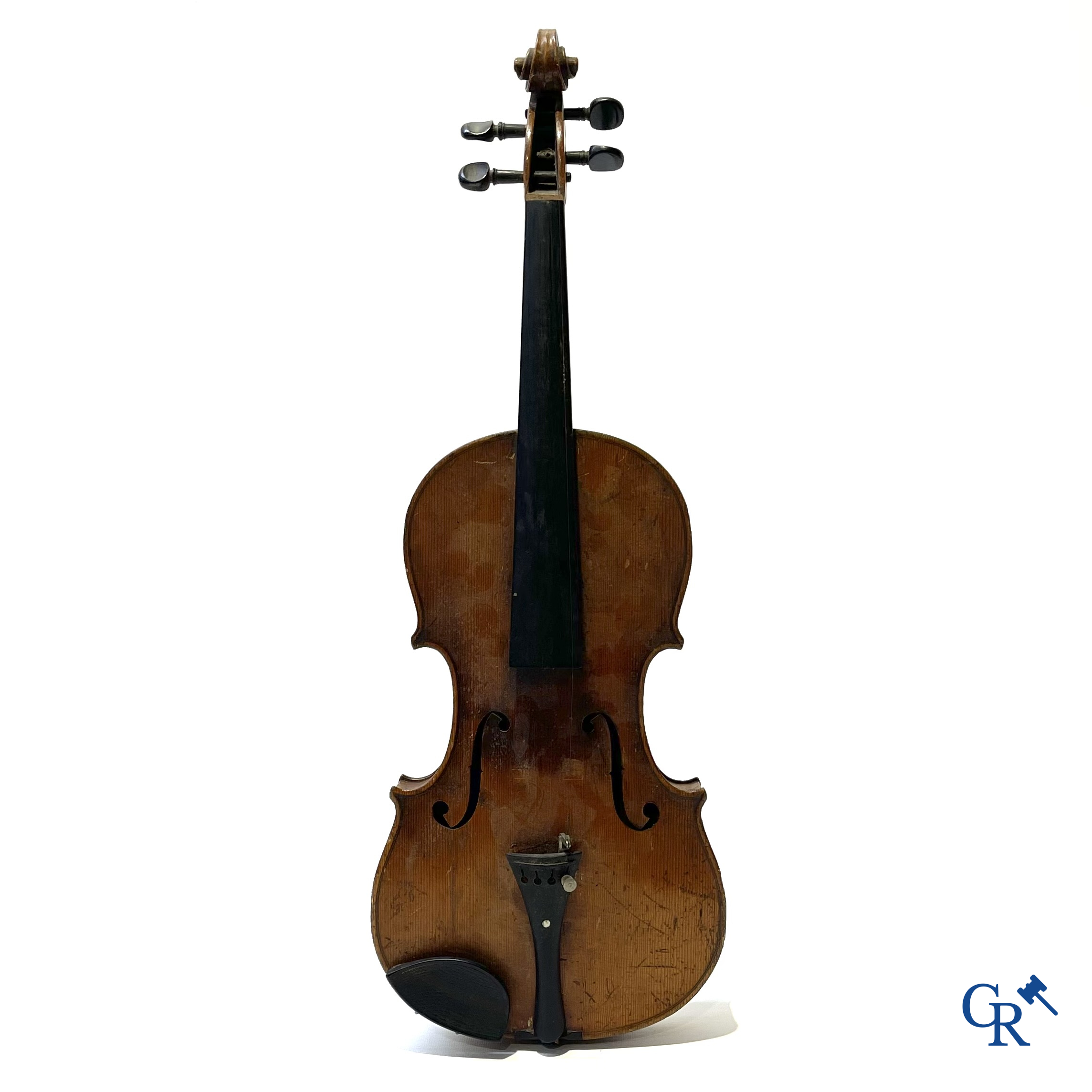 Antieke viool met strijkstok in opbergkoffer.