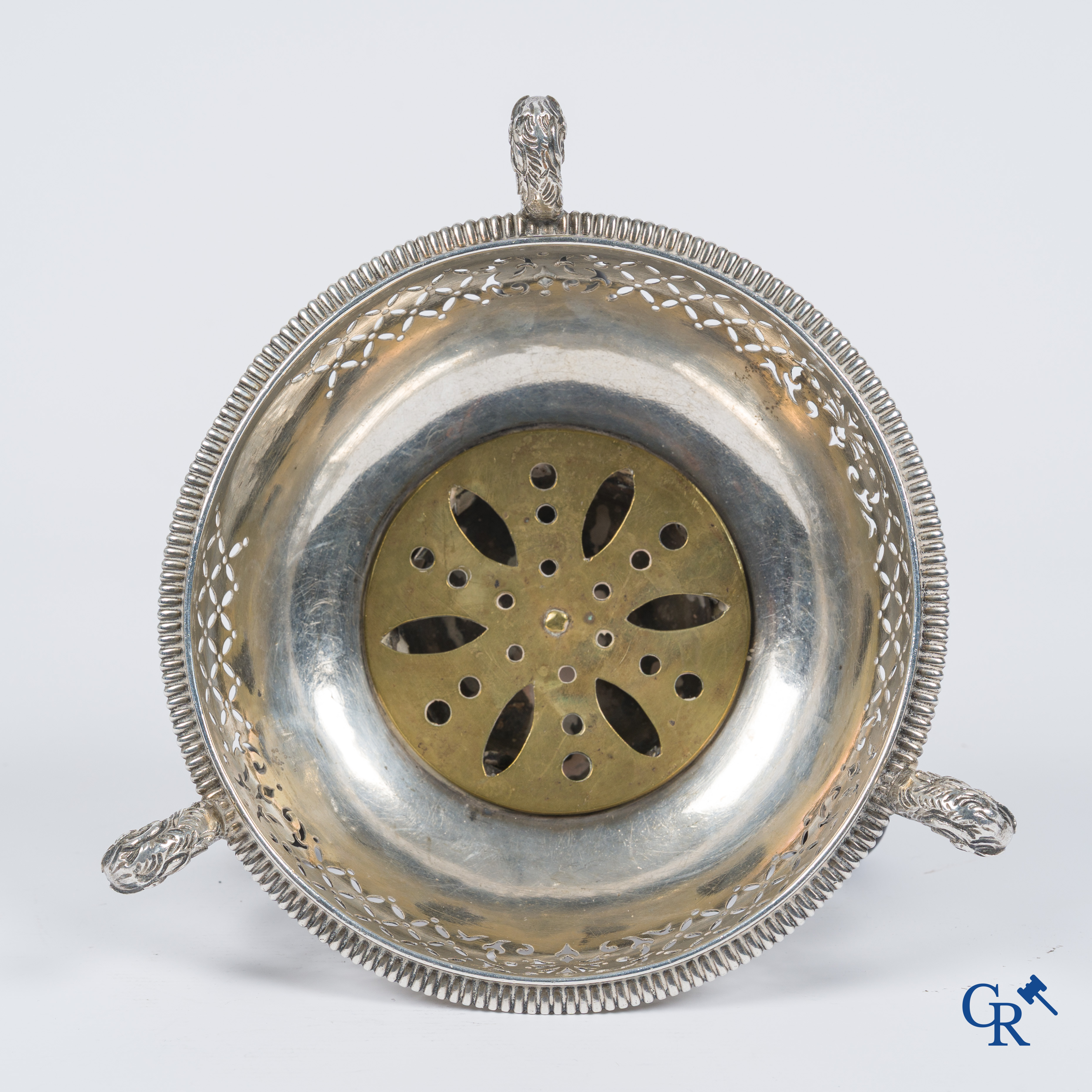 Zilver. Drie-potig tafelfornuis of "Réchaud à braises" Geen keurmerken zichtbaar. Waarschijnlijk Bergen, begin 18e eeuw.