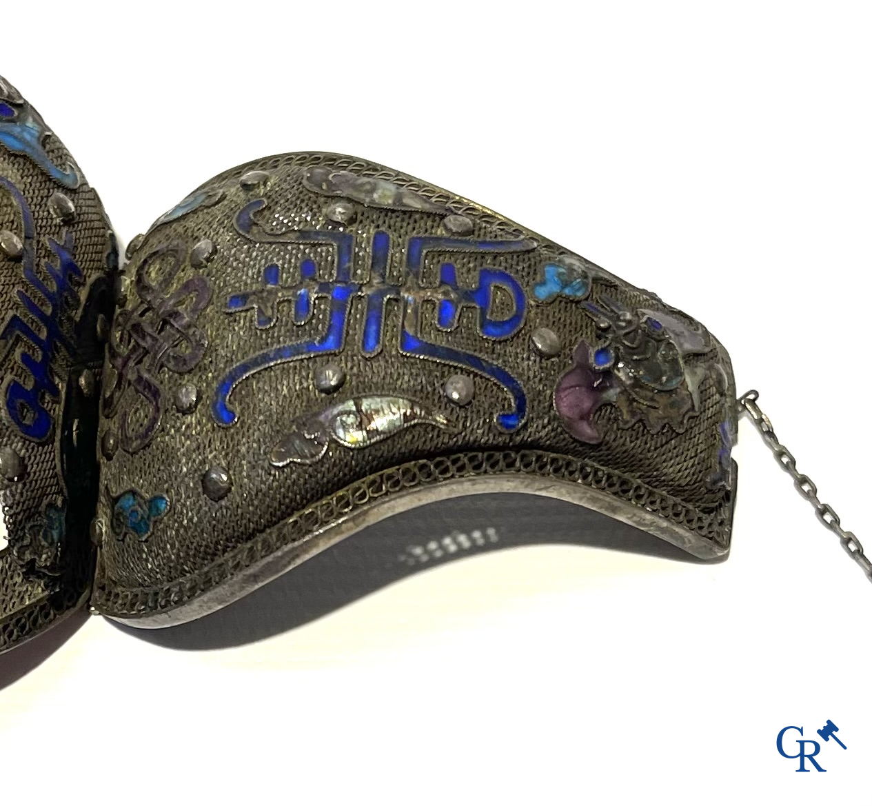 Aziatica. Grote Chinese armband in zilver filigraan met een centrale lotusbloem in gesneden carneool-kwarts. 19e eeuw.