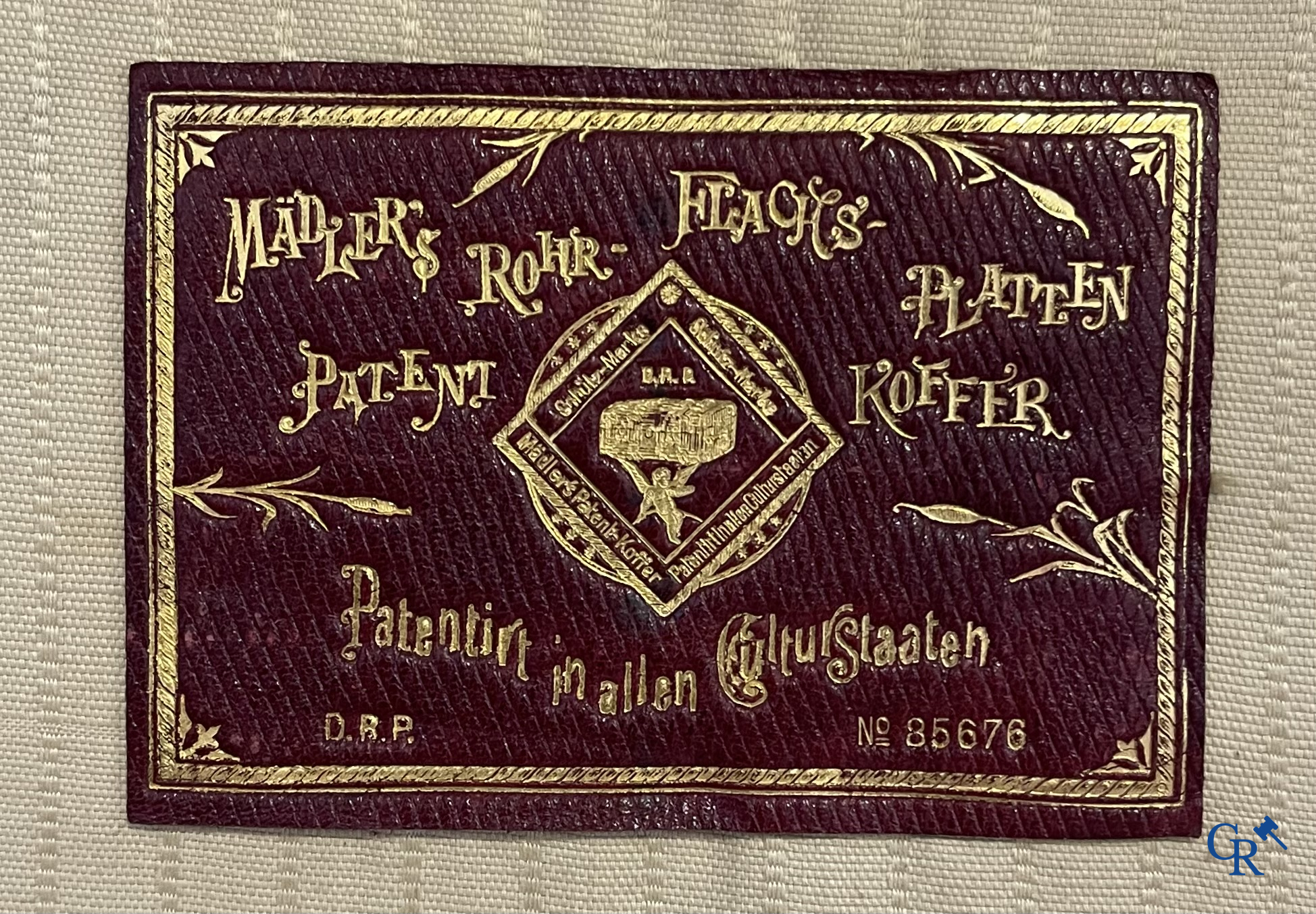 Antieke koffer. Buitengewone grote reiskoffer met dressing. Meerdere schuiven en opbergvakken. Circa 1900.