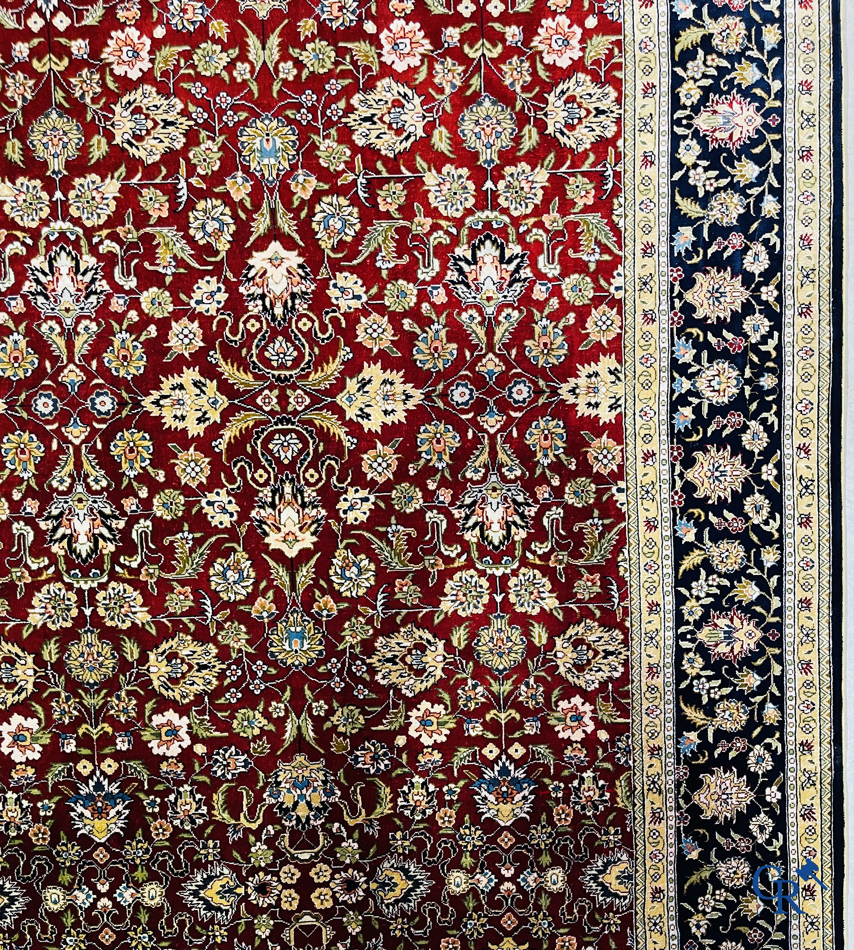 Tapis d'Orient: Iran, un tapis persan en soie noué à la main avec un décor floral.