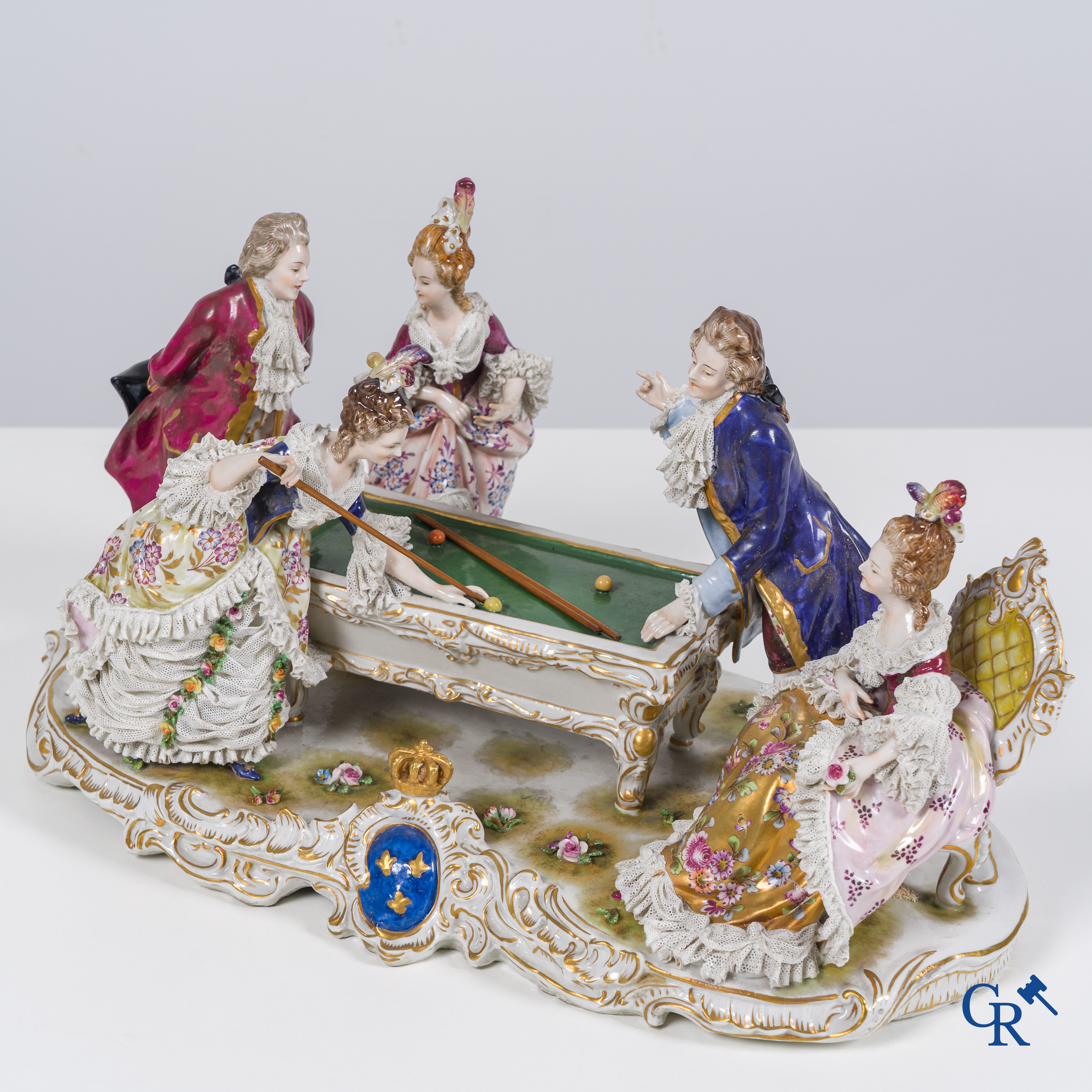 Volkstedt Rudolstadt: Porcelaine européenne. Grand groupe en porcelaine en dentelle avec 5 personnages autour d'une table de billard.