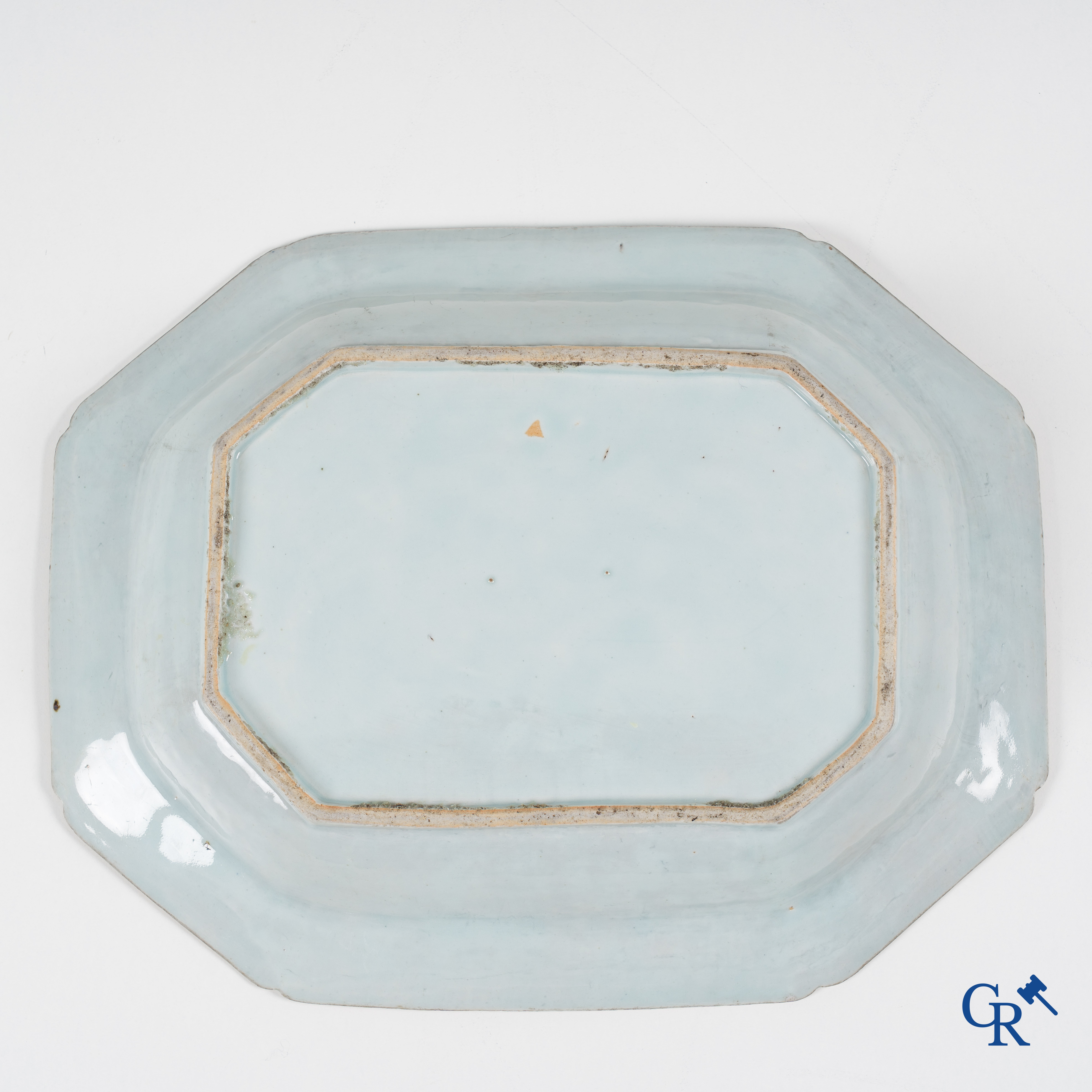 Asian Art, Chinese porcelain, a large Chinese octagonal dish in blue and white porcelain. Qianlong period.