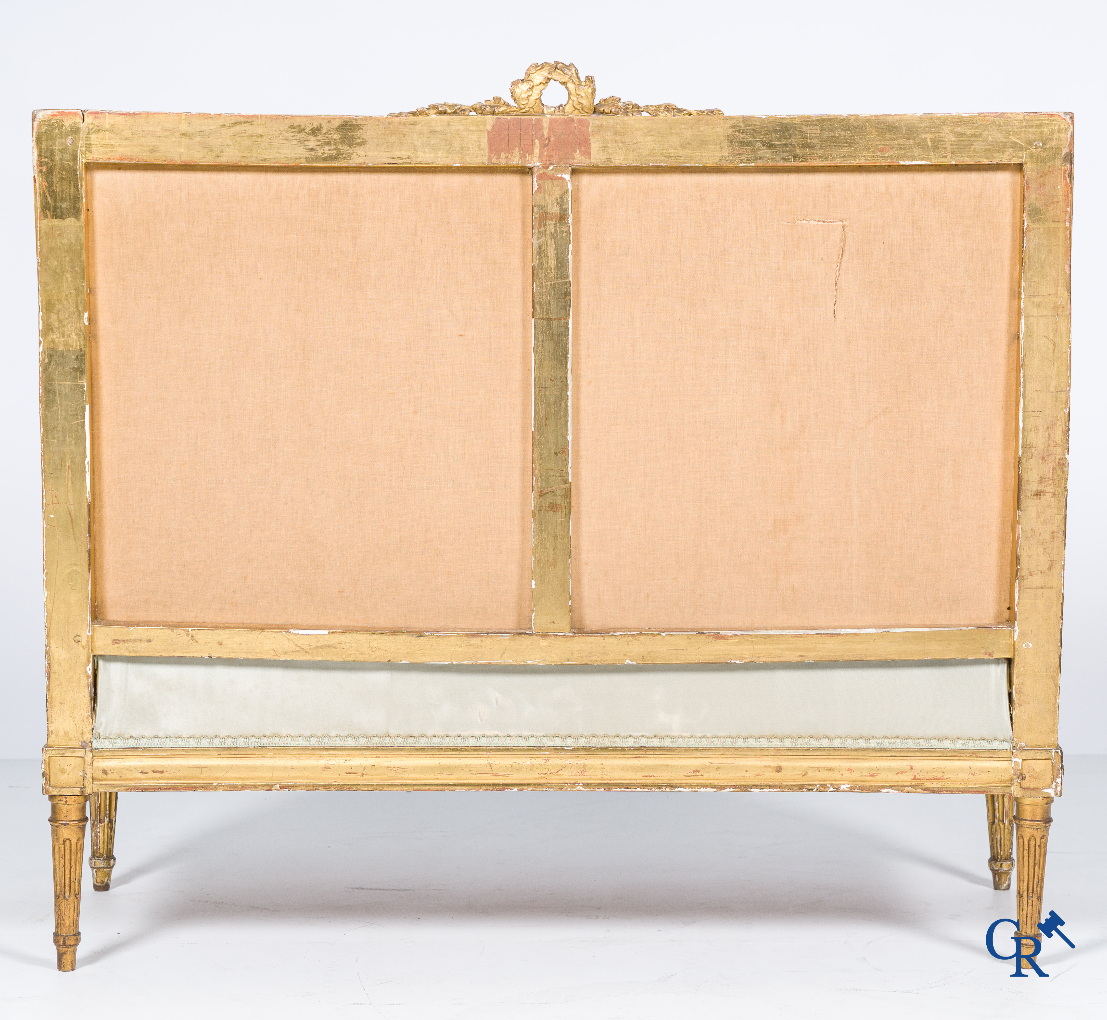 Lodewijk XVI-periode. Marquise in fijn gesculpteerd en verguld hout. Eind 18e eeuw.