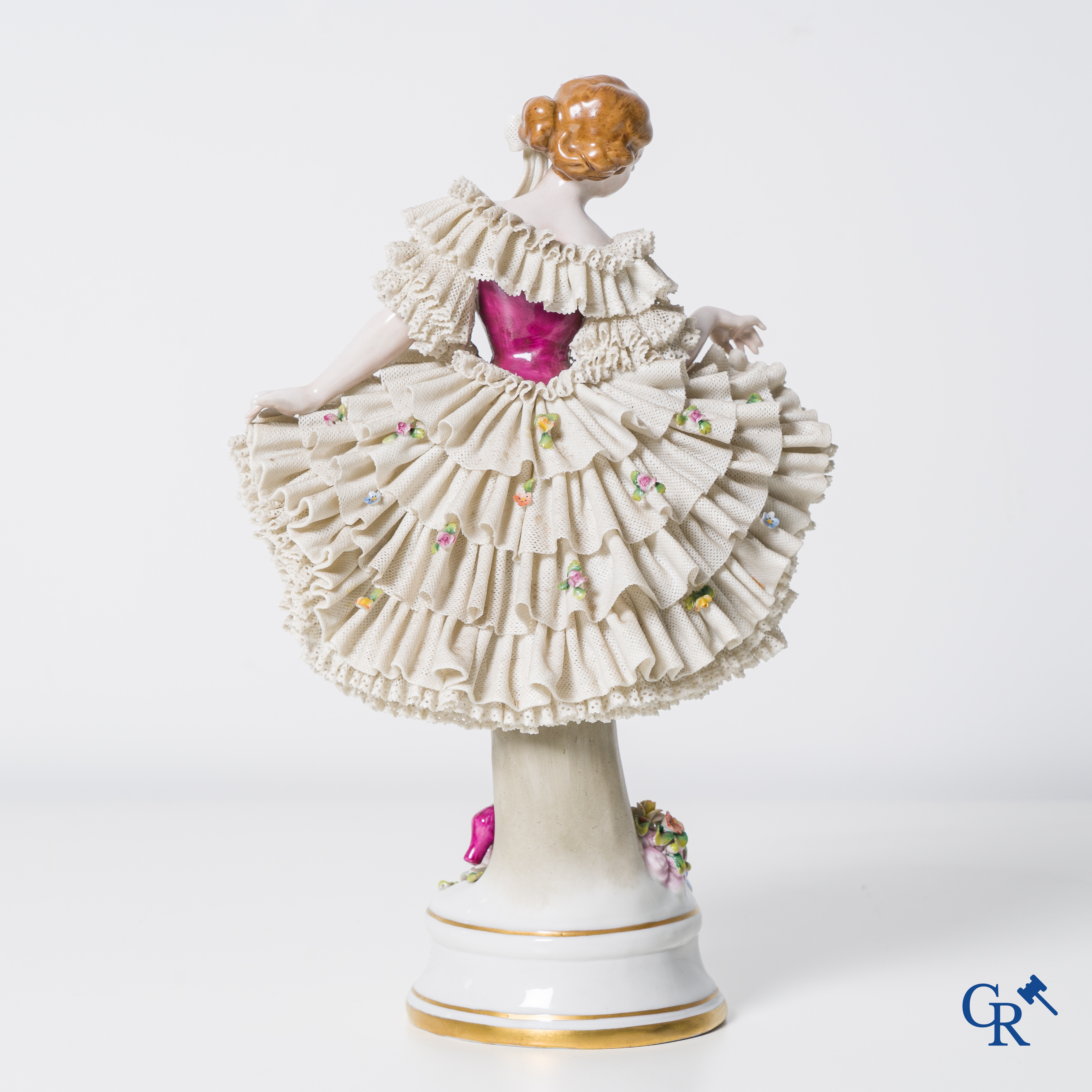 Porcelaine européenne: Sitzendorf, Saalfeld-Rudolstadt. Grande danseuse en porcelaine en dentelle. Marquée.