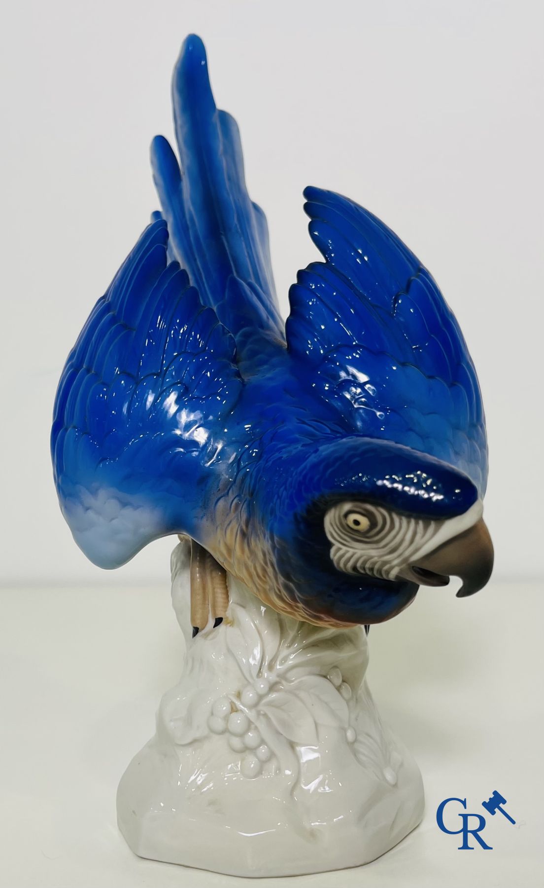 Een kavel van 4 vogels in Duits porselein en Italiaanse faience.