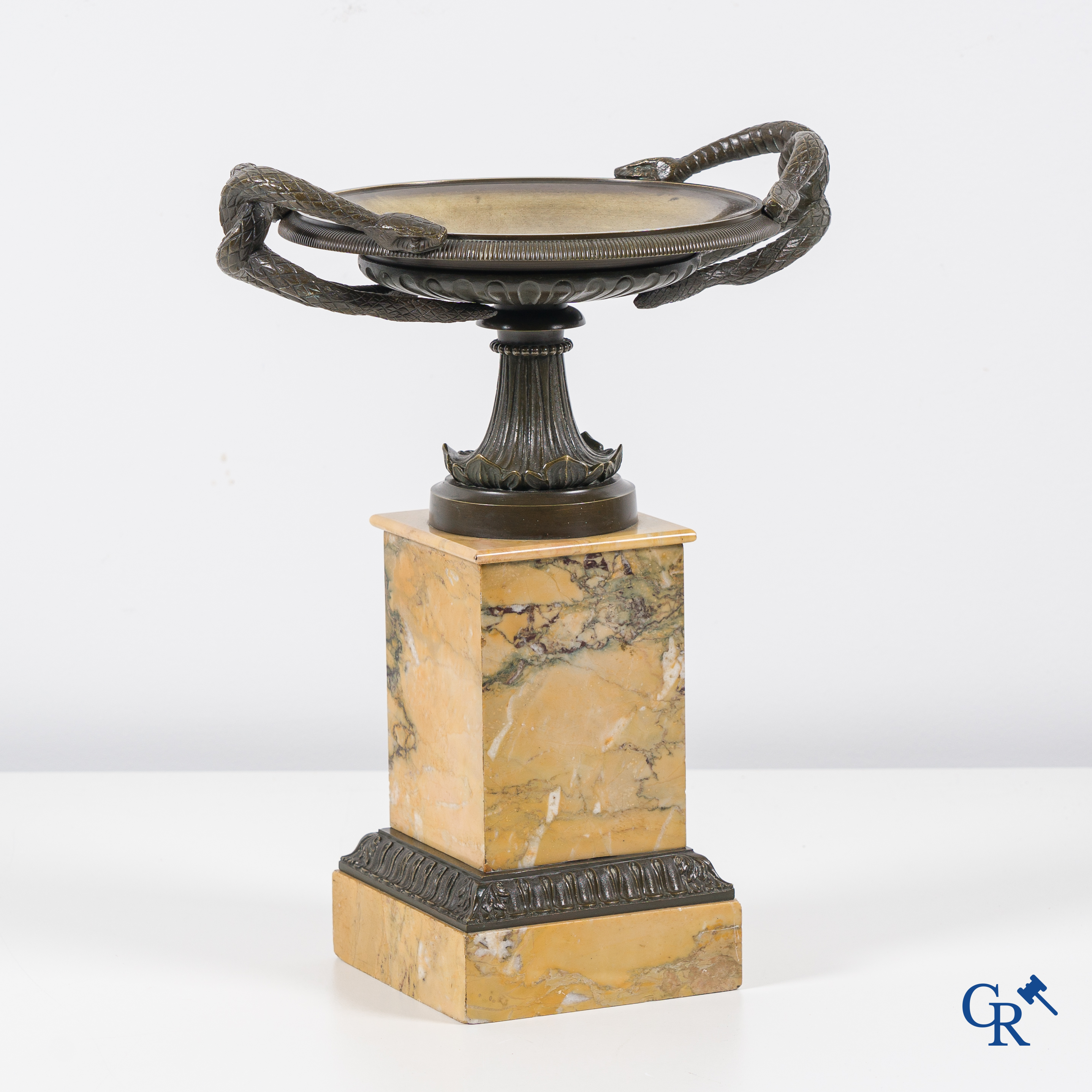 A finely crafted bronze tazza on a Giallo Siena marble pedestal. Empire style. Period 1860.