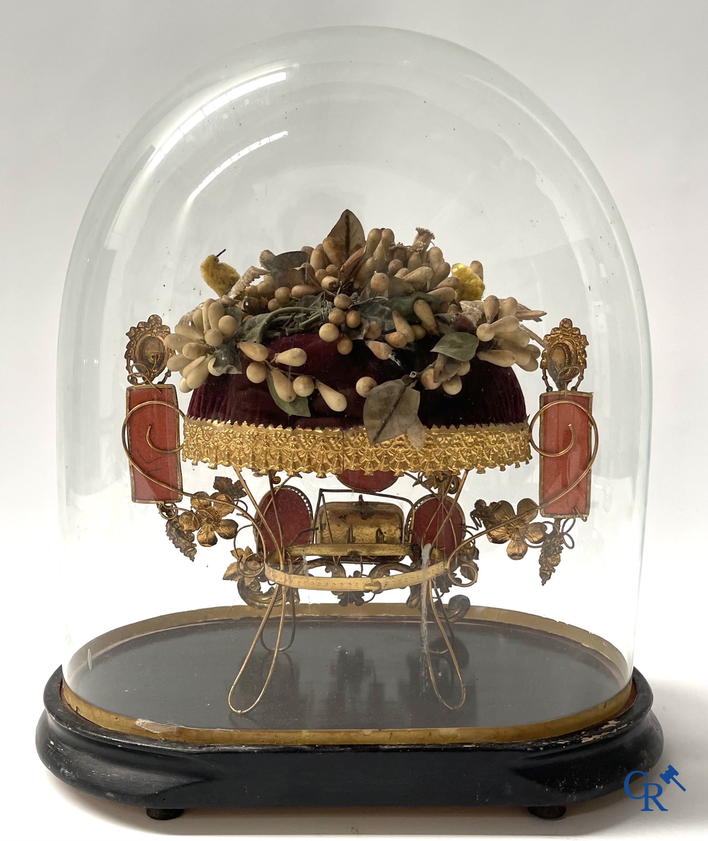 Beautiful globe with bridal bouquet and integrated jewellery box. Mirrors and gold-plated brass. Circa 1900.