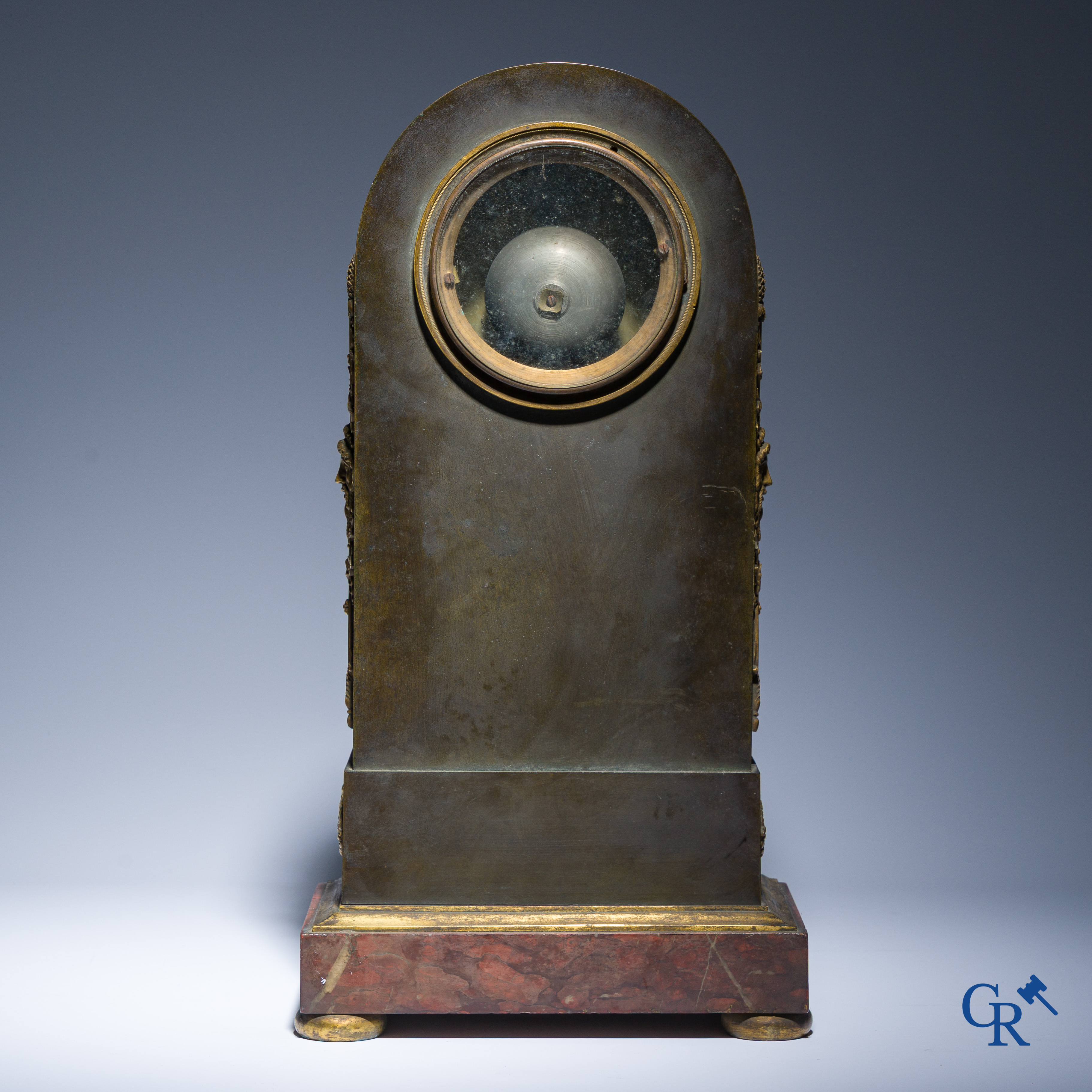 Claude Galle, Rue Vivienne à Paris. Pendule borne "Anacreon" in verguld en gepatineerd brons. Empire, Circa 1806.