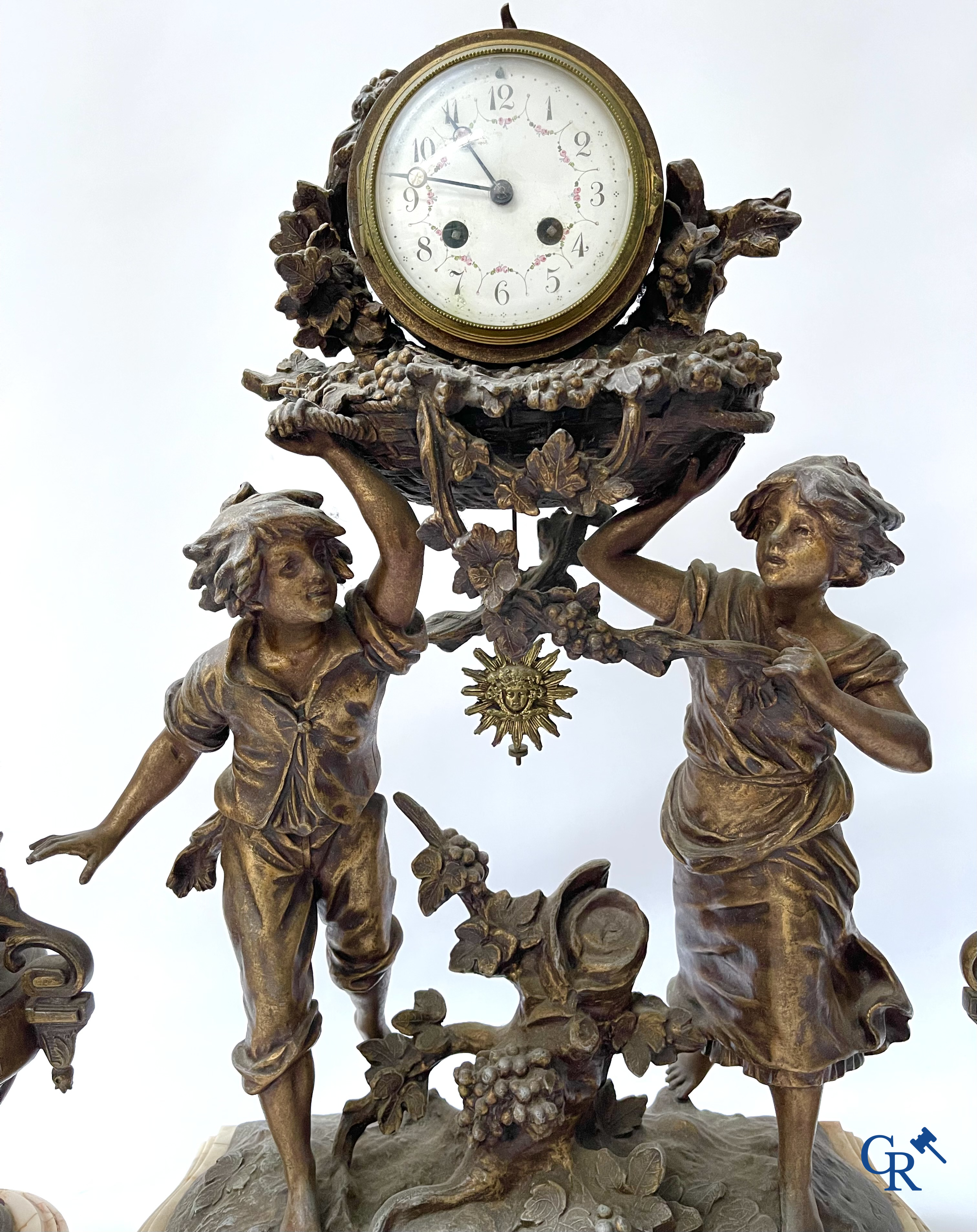 Louis & François Moreau (d'àprès). Grande garniture de cheminée 3 pièces en régule et marbre. Vers 1910.