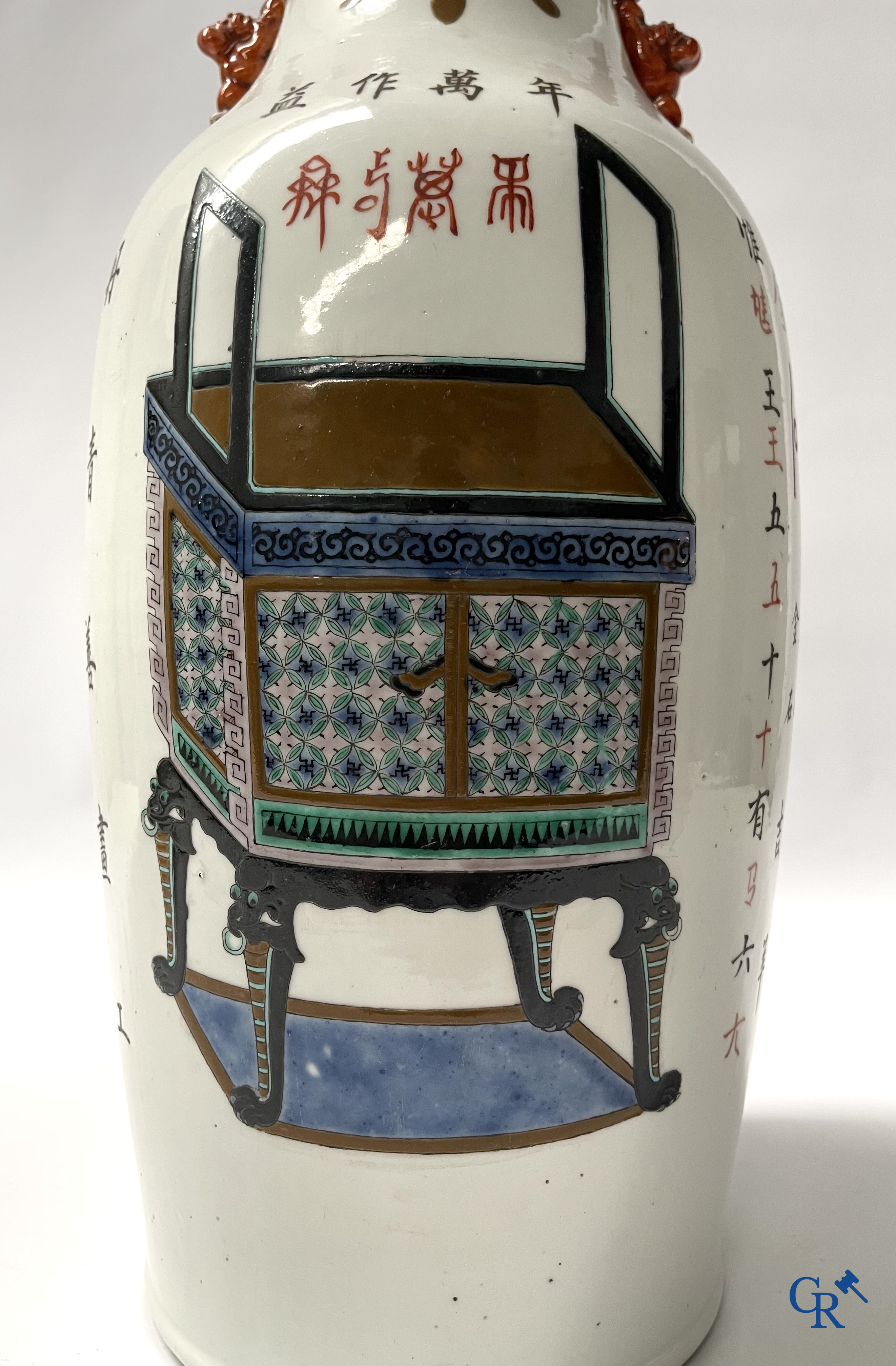 Aziatica, 2 Chinese famille rose vazen gedecoreerd met antiquiteiten en een kalligrafische tekst. 19e eeuw.