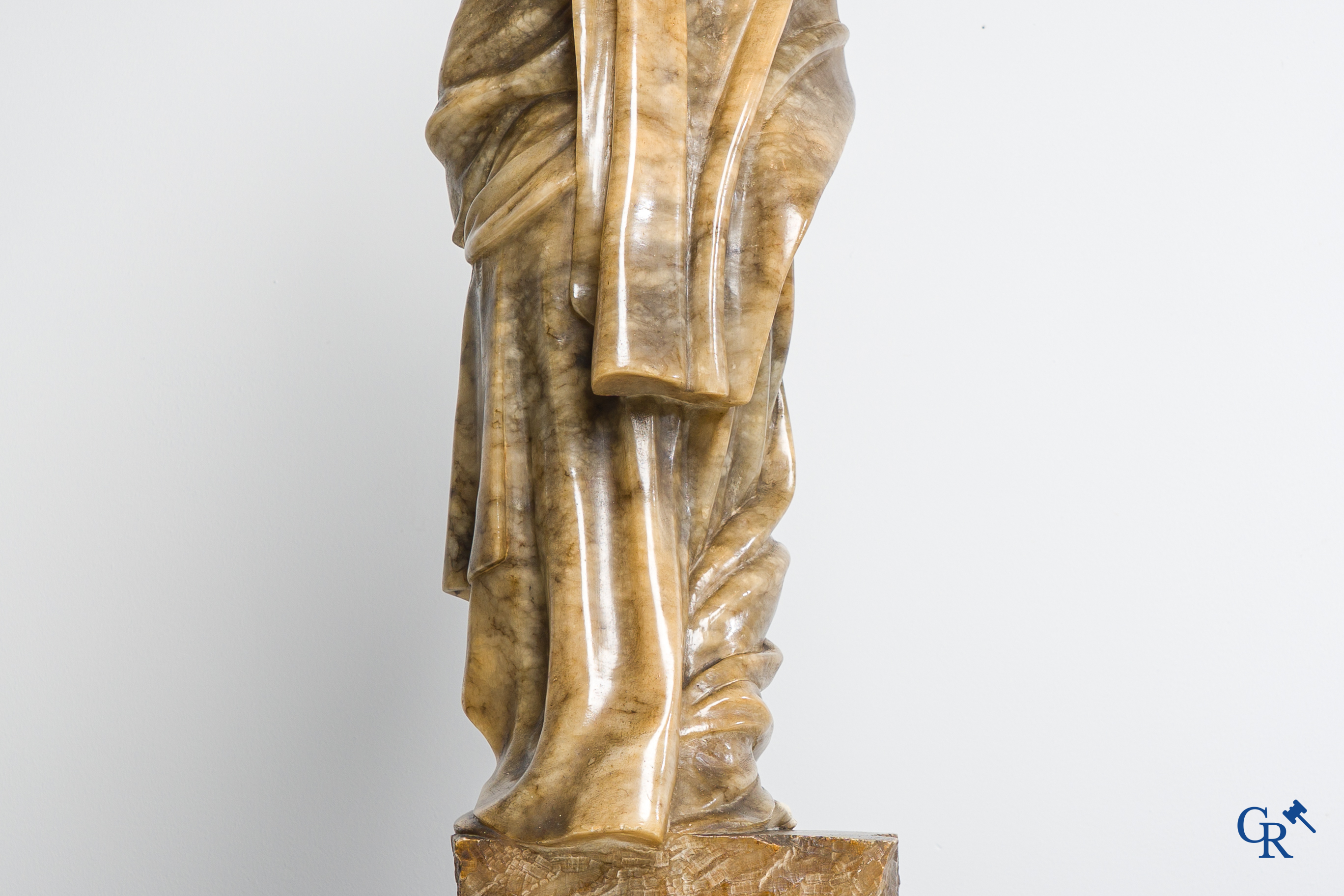 A. Del Perugia. Grande statue d'une Vierge Vestale en albâtre multicolore. Travail italien vers 1900.