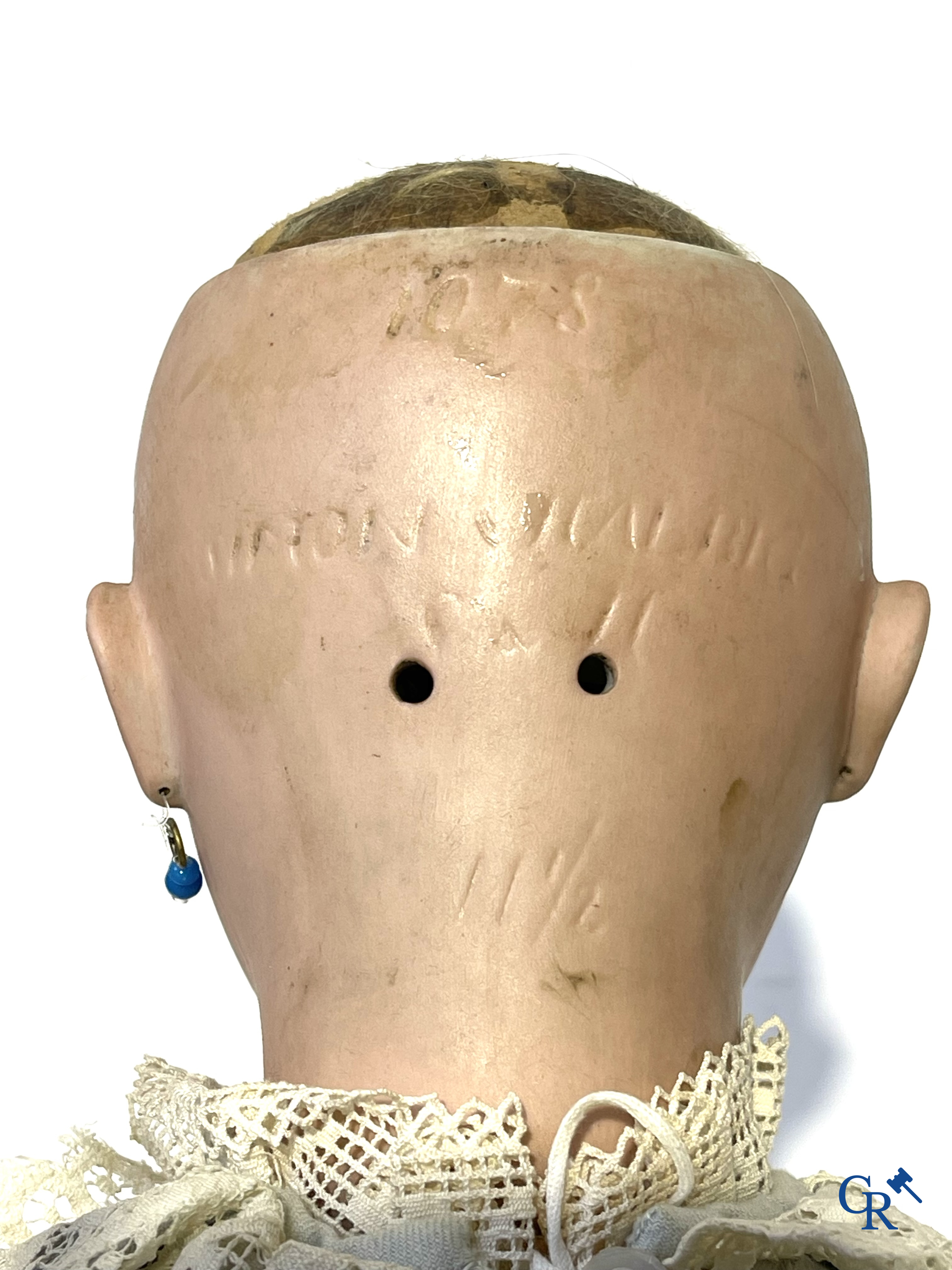 Vieux jouets, lot de 4 poupées anciennes avec tête en porcelaine, attributs de poupée, vêtements et autres.