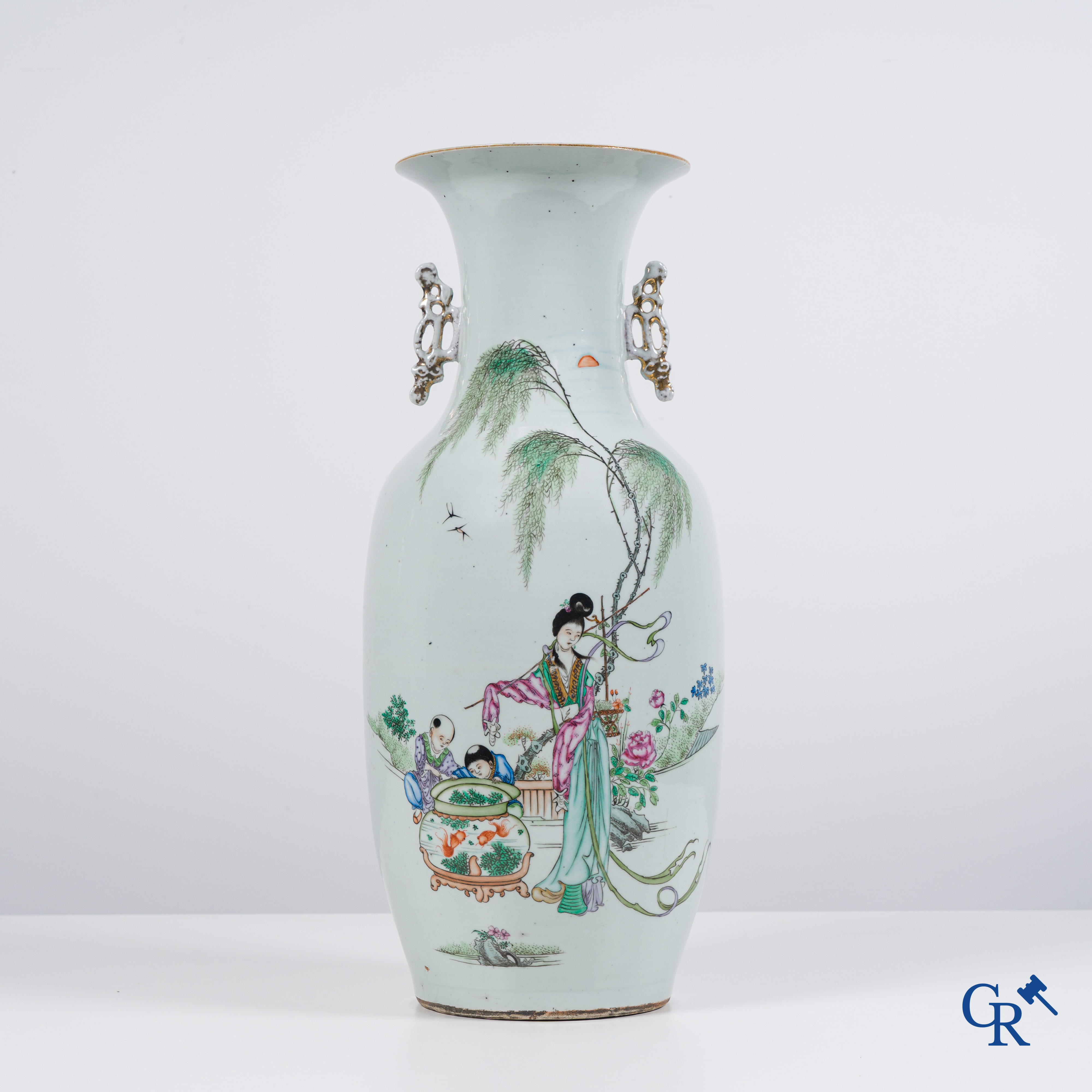 Art Asiatique: Porcelaine chinoise, vase Chinois représentant une dame et des enfants jouant autour d'un aquarium.