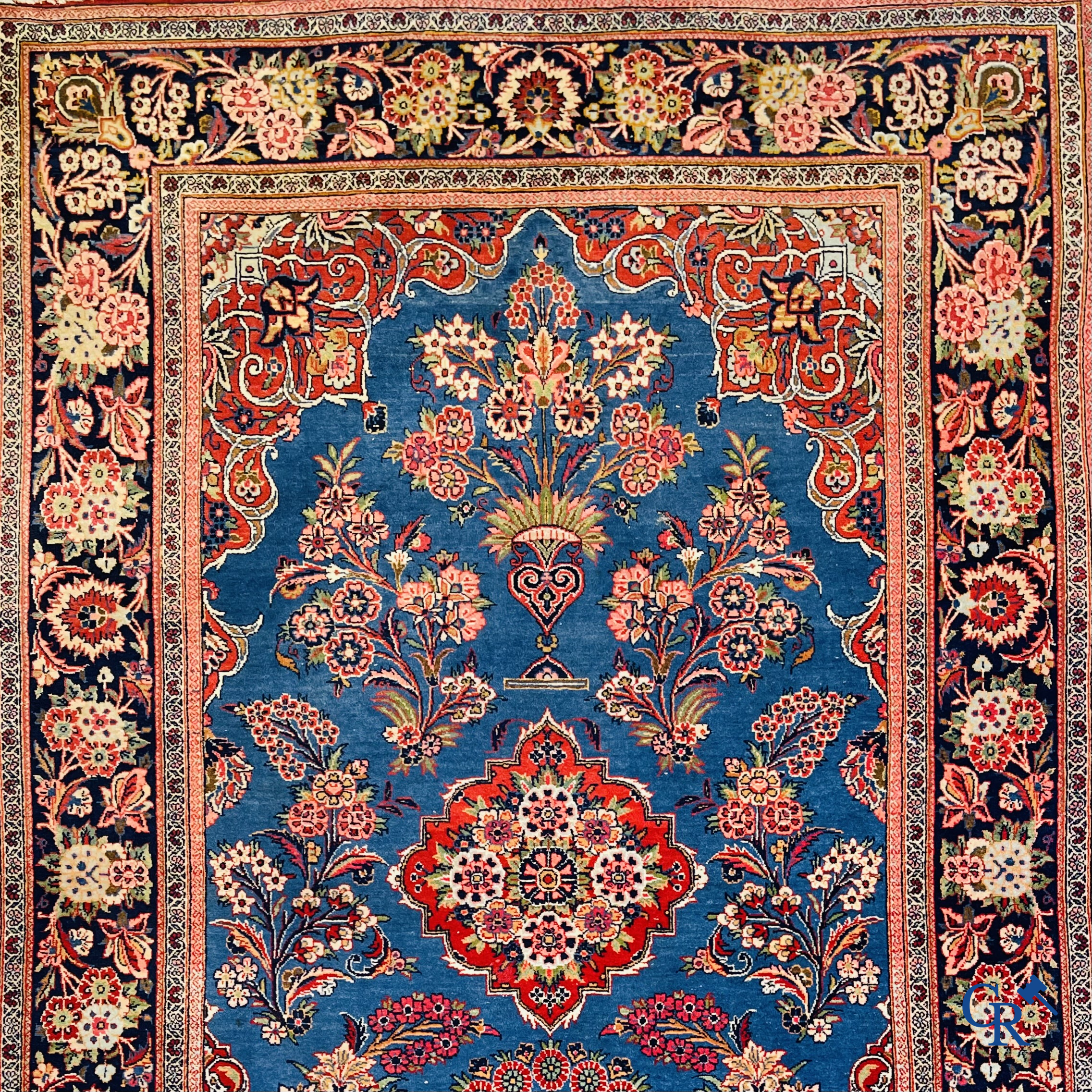 Tapis d'orient: Iran, tapis persan antique finement noué à la main avec des fleurs et des vases à fleurs.