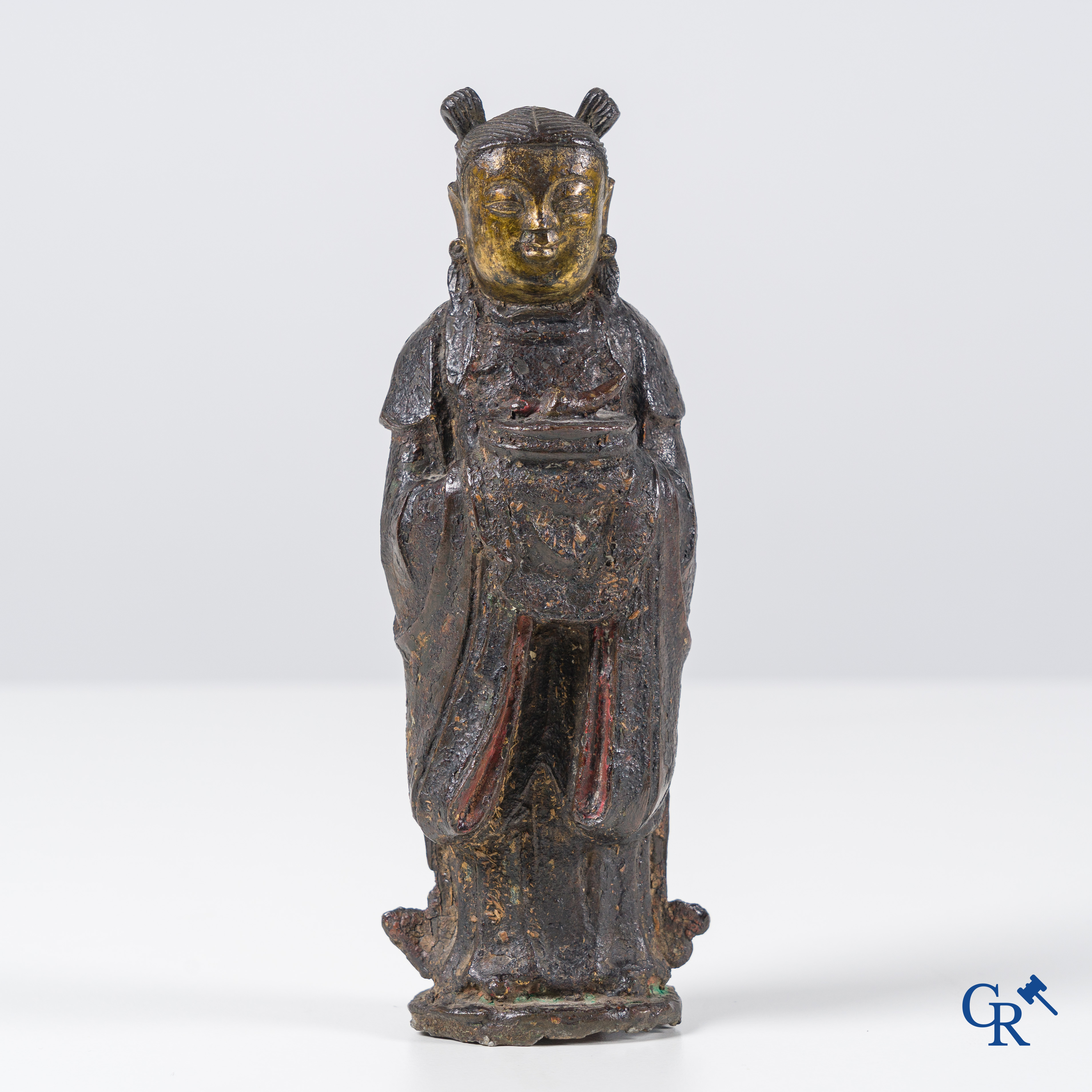 Art Asiatique, une figure chinoise en bronze laqué et doré d'une sauge, Ming.