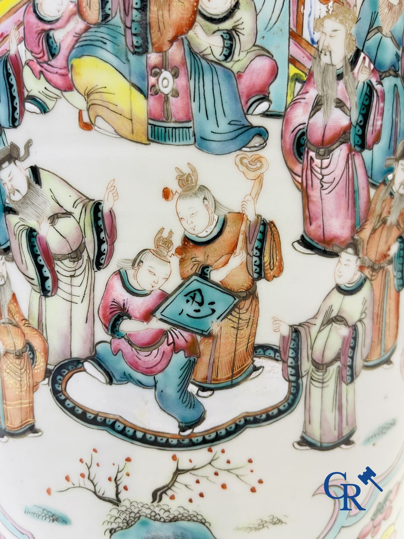 Art Asiatique: Porcelaine chinoise, une paire de vases  famille rose avec des scènes de cour. XIXe siècle.