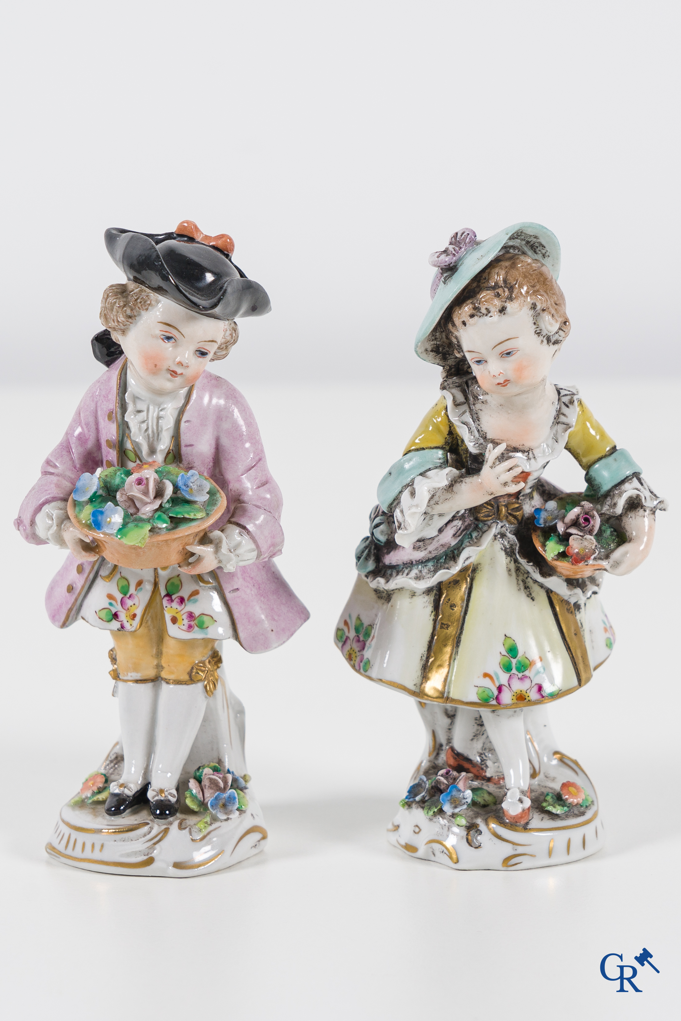 Porcelaine européenne: Volkstedt Rudolstadt et Sitzendorf. 4 groupes en porcelaine polychrome.