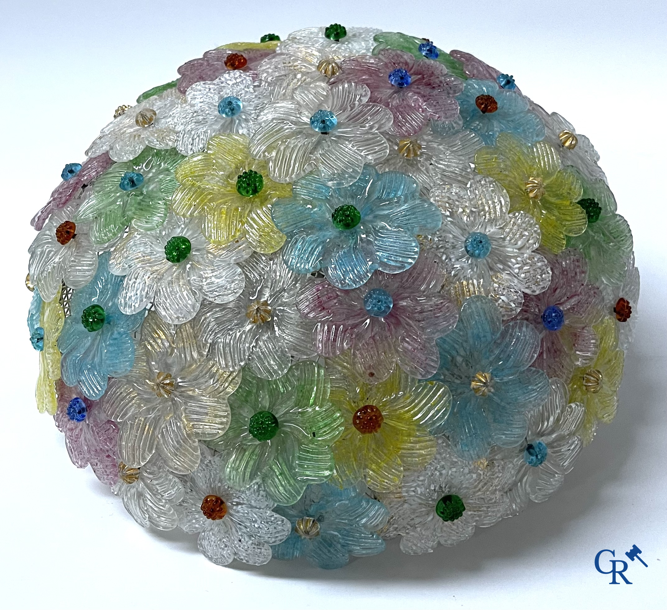 Un lot d'une lampe de table vénitienne, une paire de grandes appliques en verre vénitien et un plafonnier en Murano.